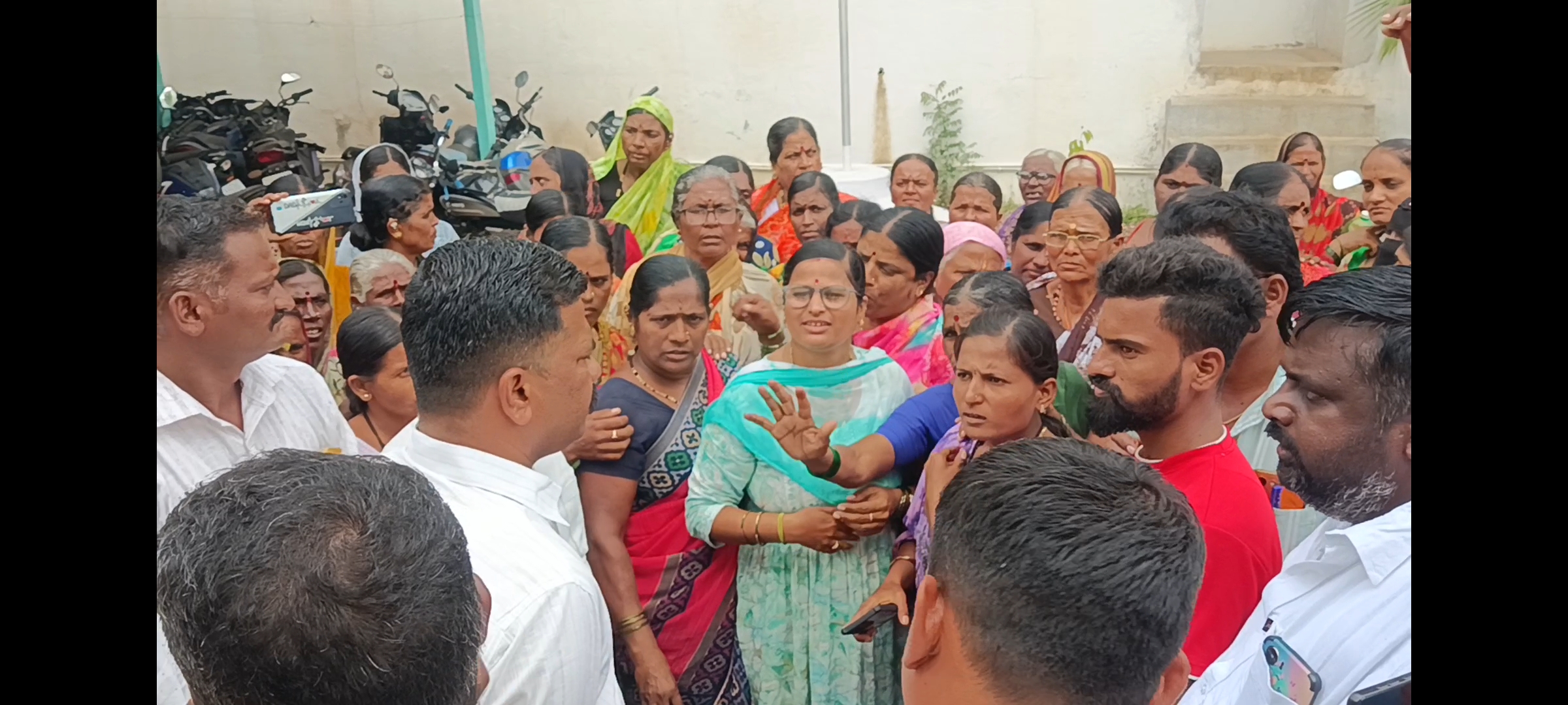 ಹುನಗುಂದ ತಾಲ್ಲೂಕಿನ ಮರೋಳ ಮತ್ತು ಕೊಪ್ಪ ಎಸ್.ಎಂ ಗ್ರಾಮದಲ್ಲಿ ಮದ್ಯಪಾನ ಹಾಗೂ ಅಕ್ರಮ ಚಟುವಟಿಕೆ ನಿಷೇಧಿಸಬೇಕು ಎಂದು ಆಗ್ರಹಿಸಿ ಮಹಿಳೆಯರು ಅಬಕಾರಿ ನಿರೀಕ್ಷಕ ವೆಂಕಣ್ಣ ಗಿರಡ್ಡಿ ಎದುರು ಆಕ್ರೋಶ ವ್ಯಕ್ತಪಡಿಸಿದರು