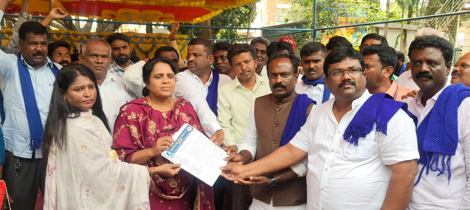 ಉಪ ತಹಶೀಲ್ದಾರ್ ಪೂರ್ಣಿಮಾ ಅವರಿಗೆ ಮನವಿ ಪತ್ರ ಸಲ್ಲಿಸಲಾಯಿತು