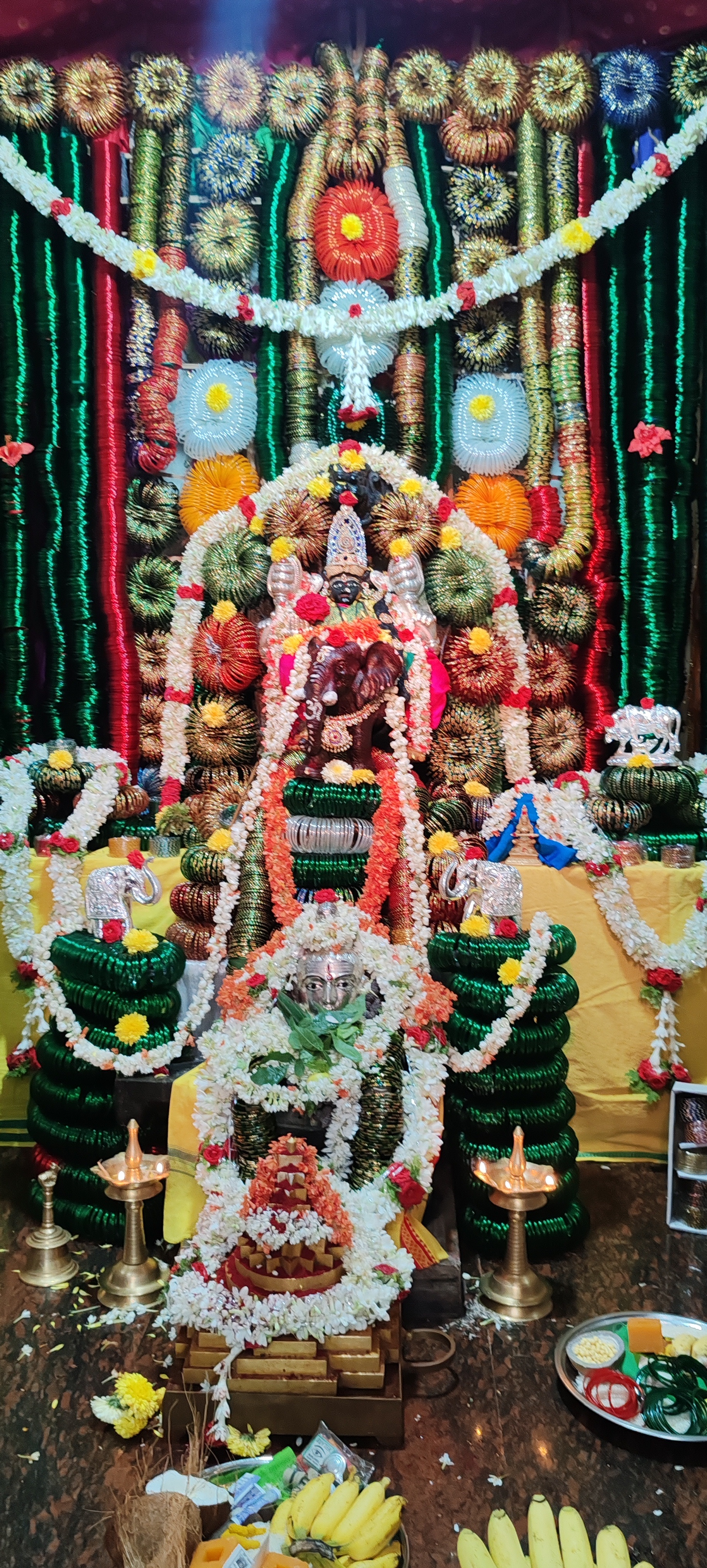 ಚಾಮರಾಜನಗರದ ಕಾಳಿಕಾಂಬಾ ಕಮಠೇಶ್ವರ ಸ್ವಾಮಿ ದೇವಸ್ಥಾನದಲ್ಲಿ ದೇವಿಗೆ ಗಜಲಕ್ಷ್ಮೀ ಹಾಗೂ ಬಳೆಯ ಅಲಂಕಾರ ಮಾಡಲಾಗಿತ್ತು
