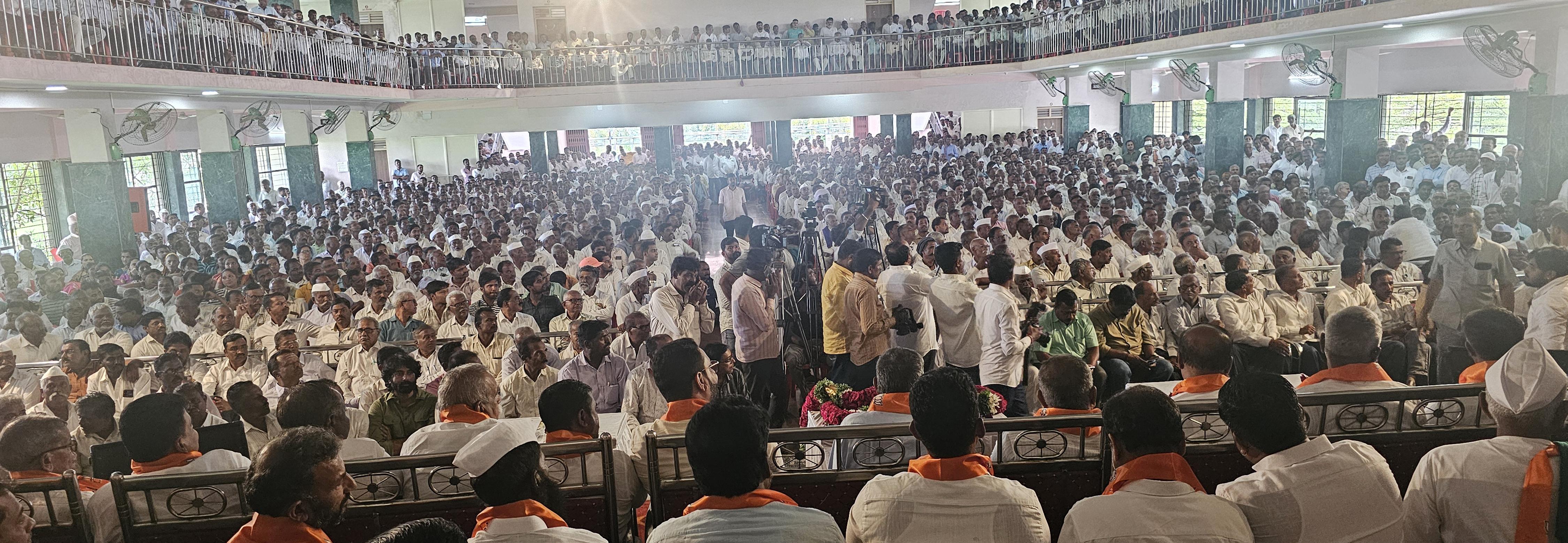 ಹುಕ್ಕೇರಿಯಲ್ಲಿ ಶುಕ್ರವಾರ ಜರುಗಿದ ಭಾರತೀಯ ಜನತಾ ಪಾರ್ಟಿ ಕಾರ್ಯಕರ್ತರ ಸಭೆಯಲ್ಲಿ ಪಾಲ್ಗೊಂಡ ನೂರಾರು ಕಾರ್ಯಕರ್ತರು ಮತ್ತು ಕತ್ತಿ ಅಭಿಮಾನಿಗಳು.