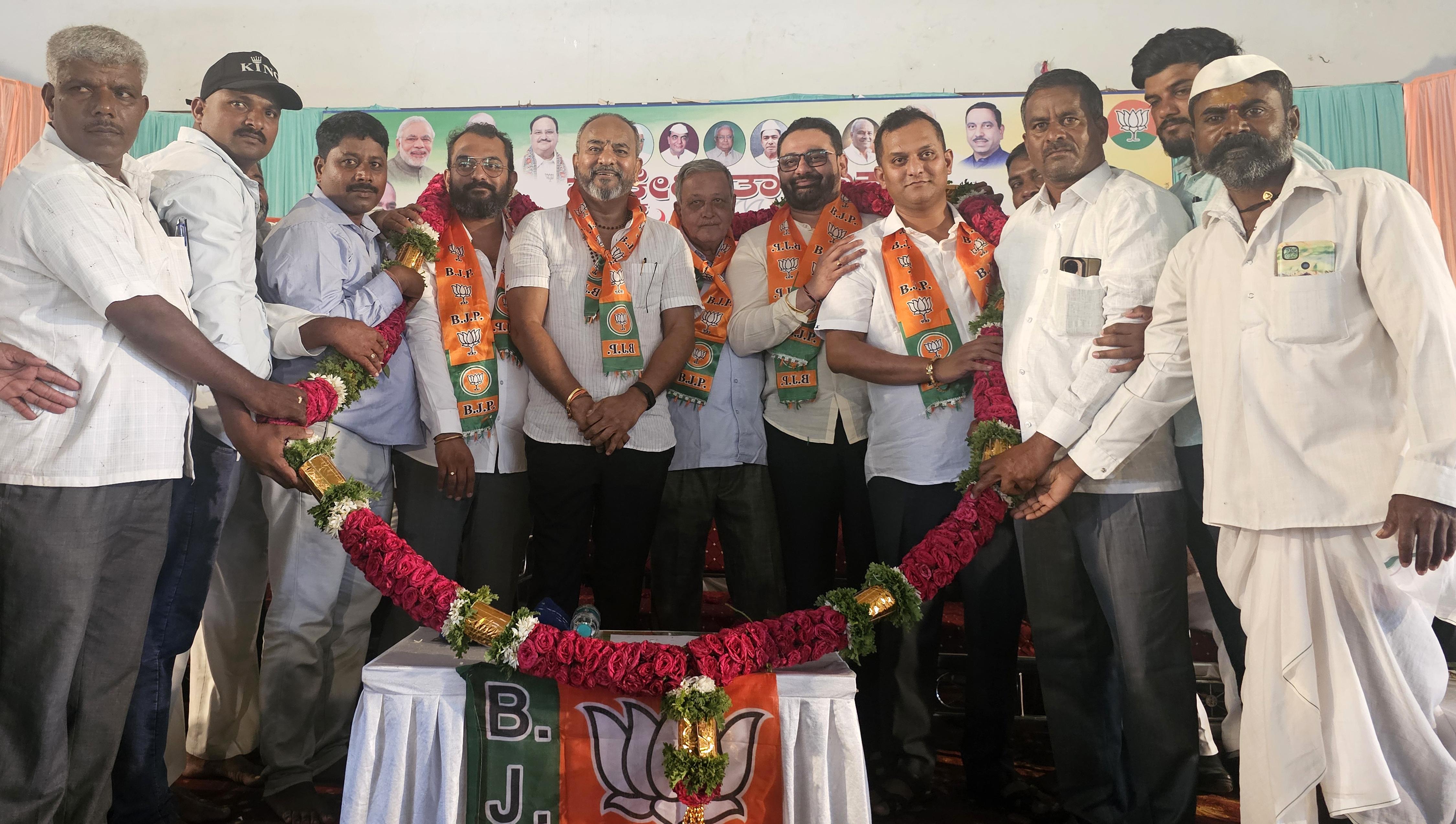 ಹುಕ್ಕೇರಿಯಲ್ಲಿ ಭಾರತೀಯ ಜನತಾ ಪಾರ್ಟಿಯ ಕಾರ್ಯಕರ್ತರ ಬೃಹತ್ ಸಭೆಯಲ್ಲಿ ’ಶಾಸಕ ನಿಖಿಲ್ ಕತ್ತಿ ಬಿಡಿಸಿಸಿ ಬ್ಯಾಂಕ್ ನಿರ್ದೇಶಕ ರಮೇಶ್ ಕತ್ತಿ ಮುಖಂಡರಾದ ಪ್ರಥ್ವಿ ಕತ್ತಿ ಮತ್ತು ಪವನ್ ಕತ್ತಿ’ ಅವರನ್ನು ದೊಡ್ಡ ಗಾತ್ರದ ಮಾಲೆ ಹಾಕಿ ಶುಕ್ರವಾರ ಕಾರ್ಯಕರ್ತರು ಸ್ವಾಗತಿಸಿದರು.