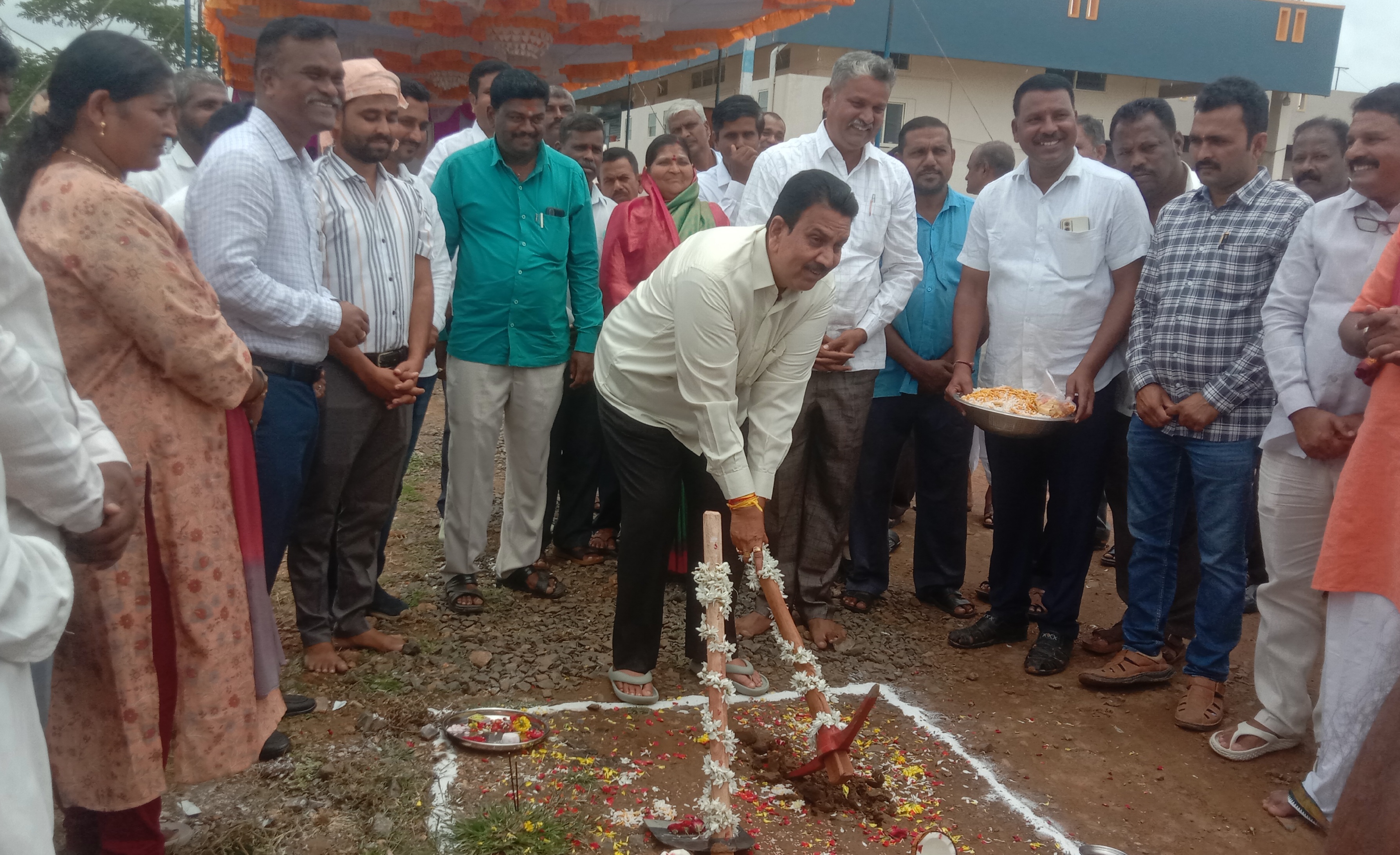 ನರಗುಂದದ ರಾಣಿ ಚನ್ನಮ್ಮ ನಗರದಲ್ಲಿ ₹.9ಕೋಟಿ ವೆಚ್ಚದಲ್ಲಿ ಒಳಚರಂಡಿ ಕಾಮಗಾರಿ ನಿರ್ಮಾಣಕ್ಕೆ ಶಾಸಕ ಸಿ.ಸಿ.ಪಾಟೀಲ ಭೂಮಿ ಪೂಜೆ ನೆರವೇರಿಸಿದರು.