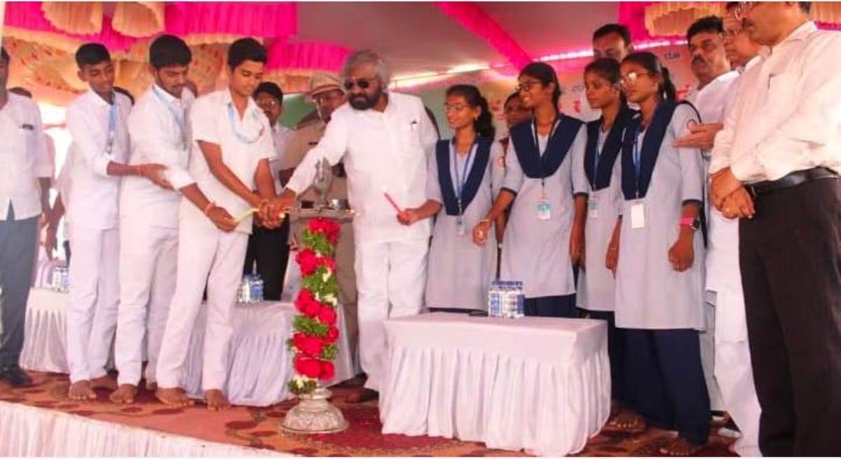 ಭಾಲ್ಕಿಯ ಹೊರವಲಯದಲ್ಲಿ ಹೊರಾಂಗಣ ಕ್ರೀಡಾಂಗಣ ನಿರ್ಮಾಣ ಕಾಮಗಾರಿಗೆ ಜಿಲ್ಲಾ ಉಸ್ತುವಾರಿ ಸಚಿವ ಈಶ್ವರ ಖಂಡ್ರೆ ಅವರು ಕಾಲೇಜು ವಿದ್ಯಾರ್ಥಿಗಳೊಂದಿಗೆ ಚಾಲನೆ ನೀಡಿದರು