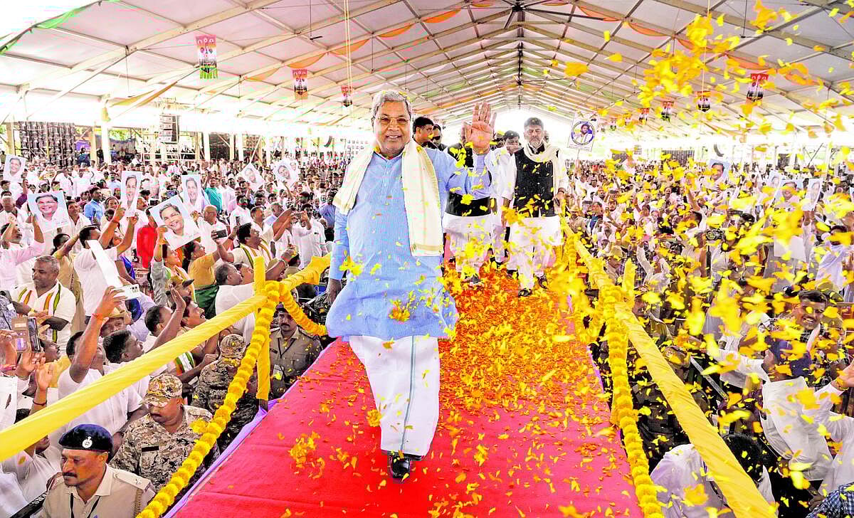 ಸಾಧನಾ ಸಮಾವೇಶ | ಸಿಎಂಗೆ ತವರು ನೆಲದ ಬಲ; ರ‍್ಯಾಂಪ್‌ನಲ್ಲಿ ನಡೆದು ಬಂದ ನಾಯಕರು