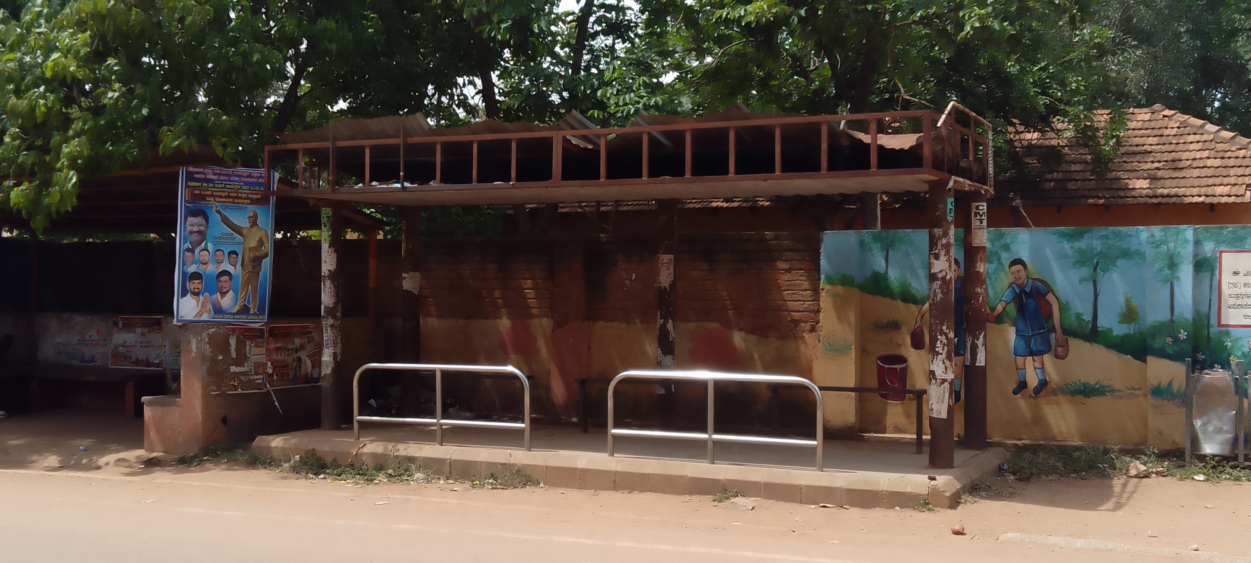 ಪುರಸಭೆ ಬಳಿ ಇರುವ ಬಸ್ ತಂಗುದಾಣ 