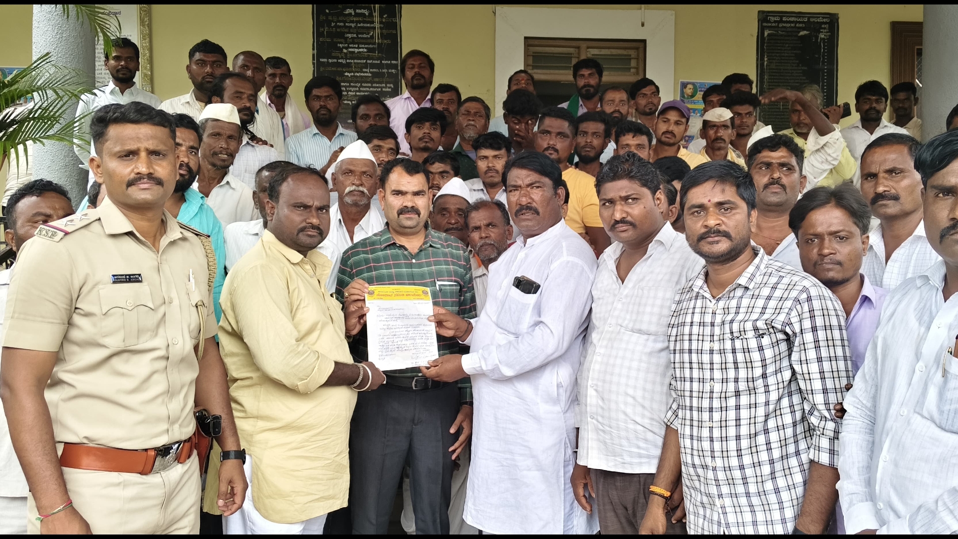 ಆಲಮೇಲ‌ ಪಟ್ಟಣದಲ್ಲಿ ತಳವಾರ ಸಮಾಜದ ಮುಖಂಡರು ಪ.ಪಂ.ಮುಖ್ಯಾಧಿಕಾರಿಗೆ ಮನವಿ ಸಲ್ಲಿಸಿದರು