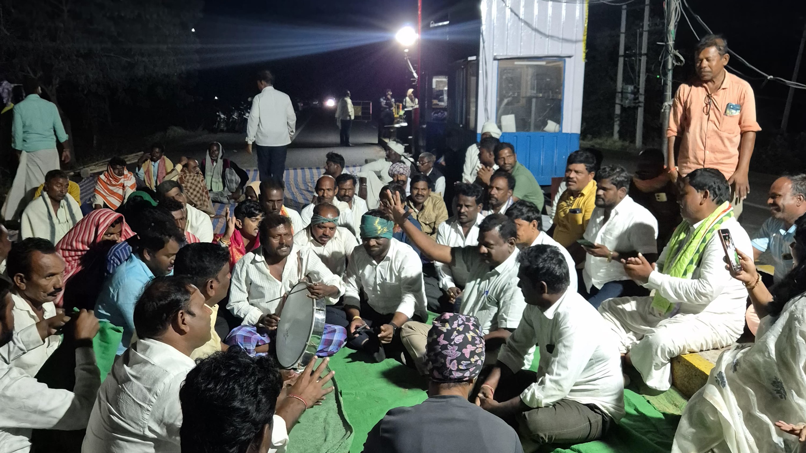 ದೇವದುರ್ಗ ತಾಲ್ಲೂಕಿನ ಕಾಕರಗಲ್‌ ಟೋಲ್‌ಗೇಟ್‌ನಲ್ಲಿ ಜೆಡಿಎಸ್‌ ಶಾಸಕಿ ಕರೆಮ್ಮ ನಾಯಕ ತಮ್ಮ ಬೆಂಬಲಿಗರೊಂದಿಗೆ ಧರಣಿ ನಡೆಸಿದ್ದಾರೆ