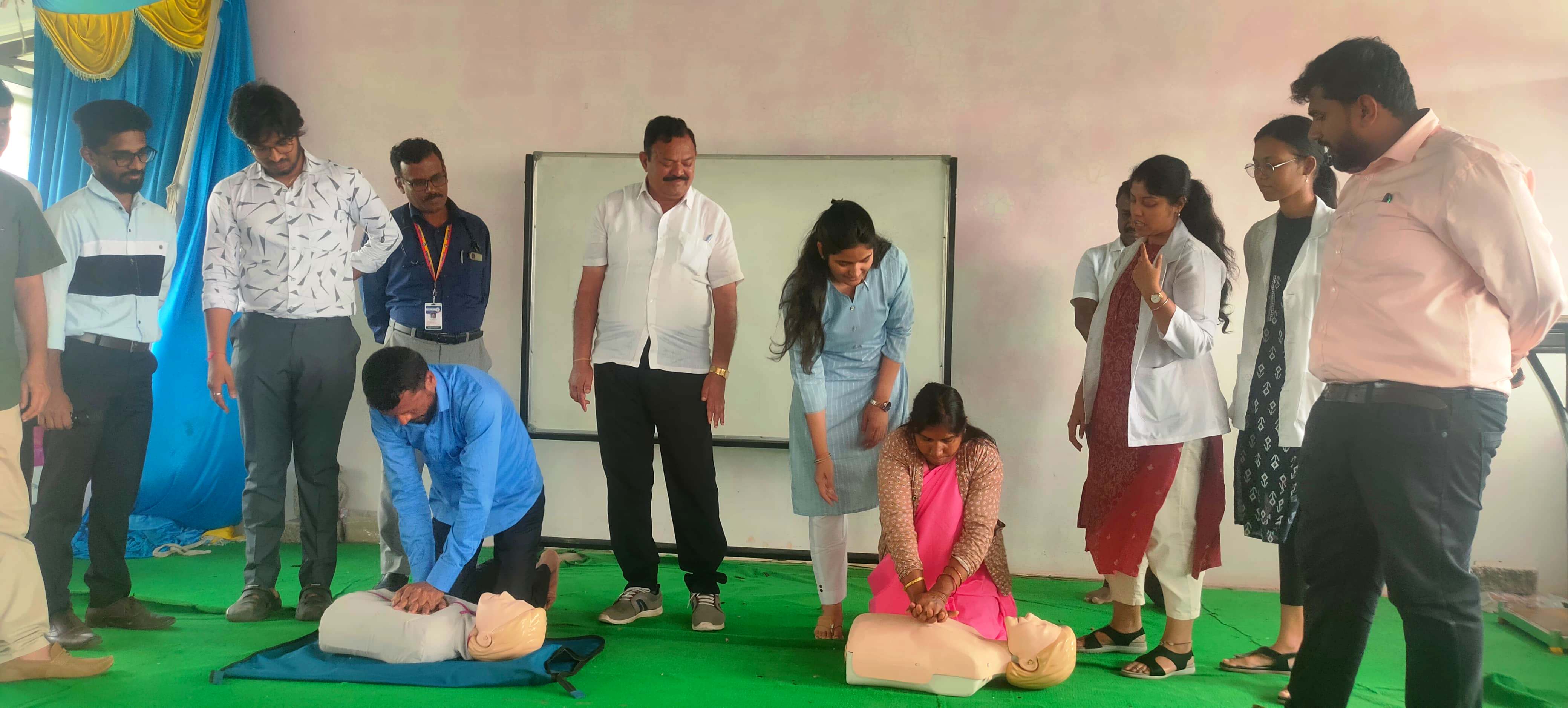 ಕೊಣನೂರು ಹೋಬಳಿಯ ಅರಸೀಕಟ್ಟೆ ಅಮ್ಮ ದೇವಾಲಯದ ಆವರಣದಲ್ಲಿ ನಡೆದ ಉಚಿತ ಹೃದಯ ತಪಾಸಣಾ ಶಿಬಿರದಲ್ಲಿ ಹಿಮ್ಸ್ ವೈದ್ಯರ ತಂಡವು ಪ್ರಥಮ ಚಿಕಿತ್ಸೆ ಮಾಡುವ ವಿಧಾನವನ್ನು ಪ್ರದರ್ಶಿಸಿತು.