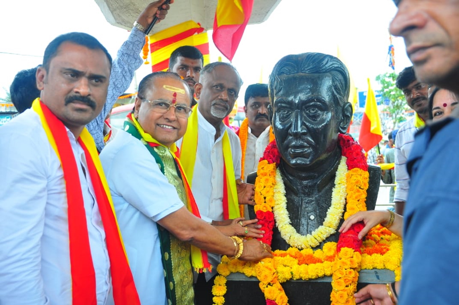 ಅರಕಲಗೂಡು ಅನಕೃ ವೃತ್ತದಲ್ಲಿರುವ ಅನಕೃ ಪ್ರತಿಮೆಗೆ ಮಾಲಾರ್ಪಣೆ ಮಾಡುತ್ತಿರುವ ಸಂಗೀತ ವಿದ್ವಾಂಸ ಆರ್.ಕೆ.ಪದ್ಮನಾಭ್. (ಸಂಗ್ರಹ ಚಿತ್ರ)