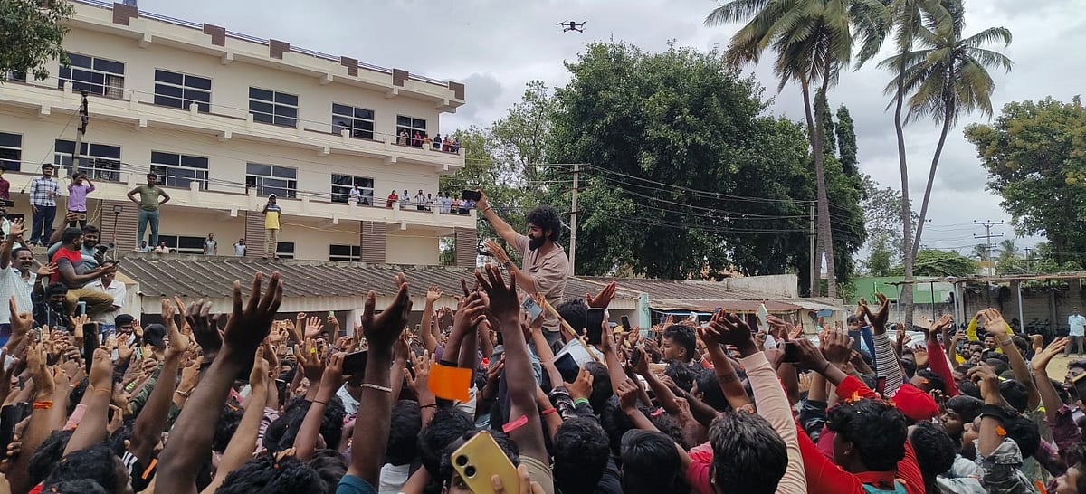 ‘ಎಕ್ಕ’ ಸಿನಿಮಾ ಪ್ರದರ್ಶನ: ಅಭಿಮಾನಿಗಳ ಜೊತೆ ಯುವ ರಾಜಕುಮಾರ್ ಸೆಲ್ಫಿ