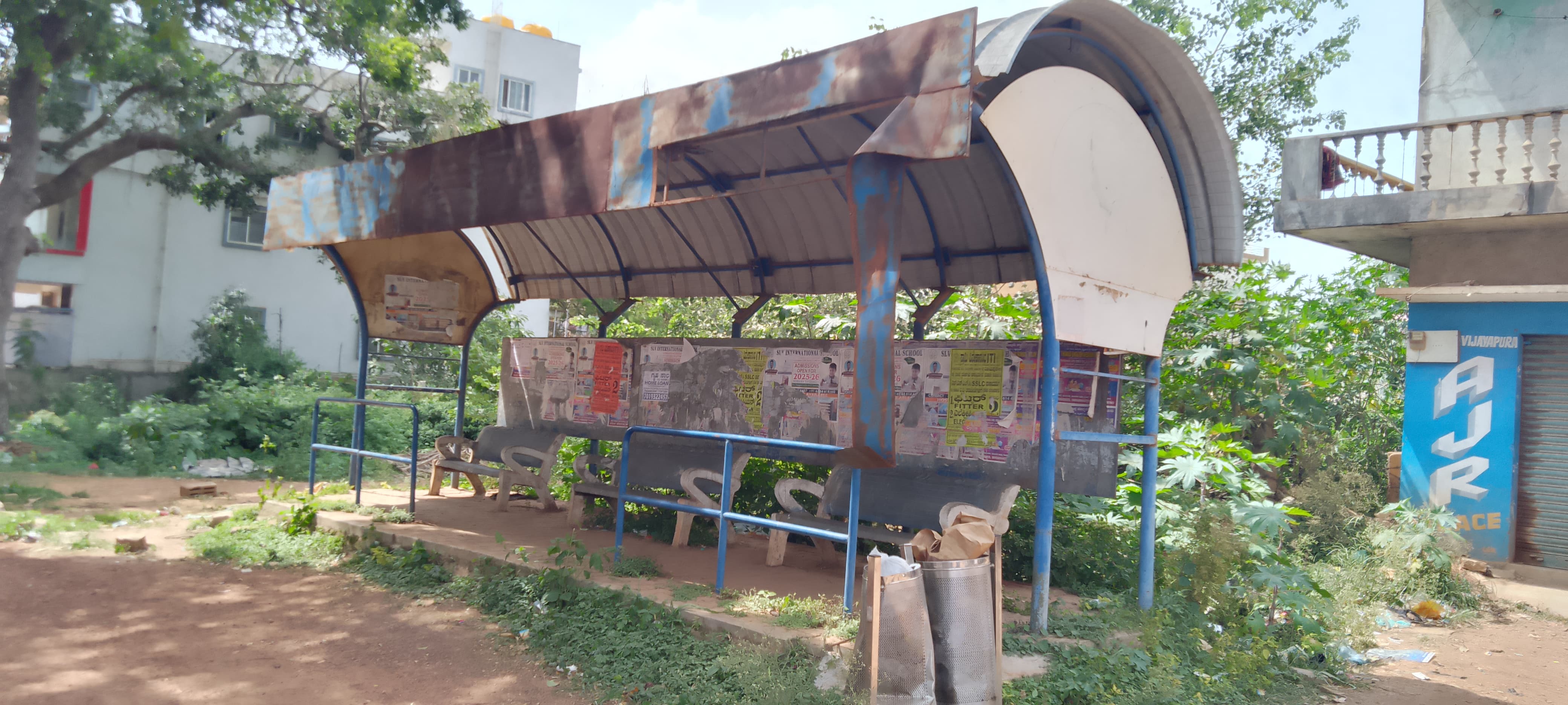 ದೇವನಹಳ್ಳಿ ಕಡೆಗೆ ಹೋಗುವ ರಸ್ತೆಯಲ್ಲಿರುವ ಬಸ್ ತಂಗುದಾಣ 