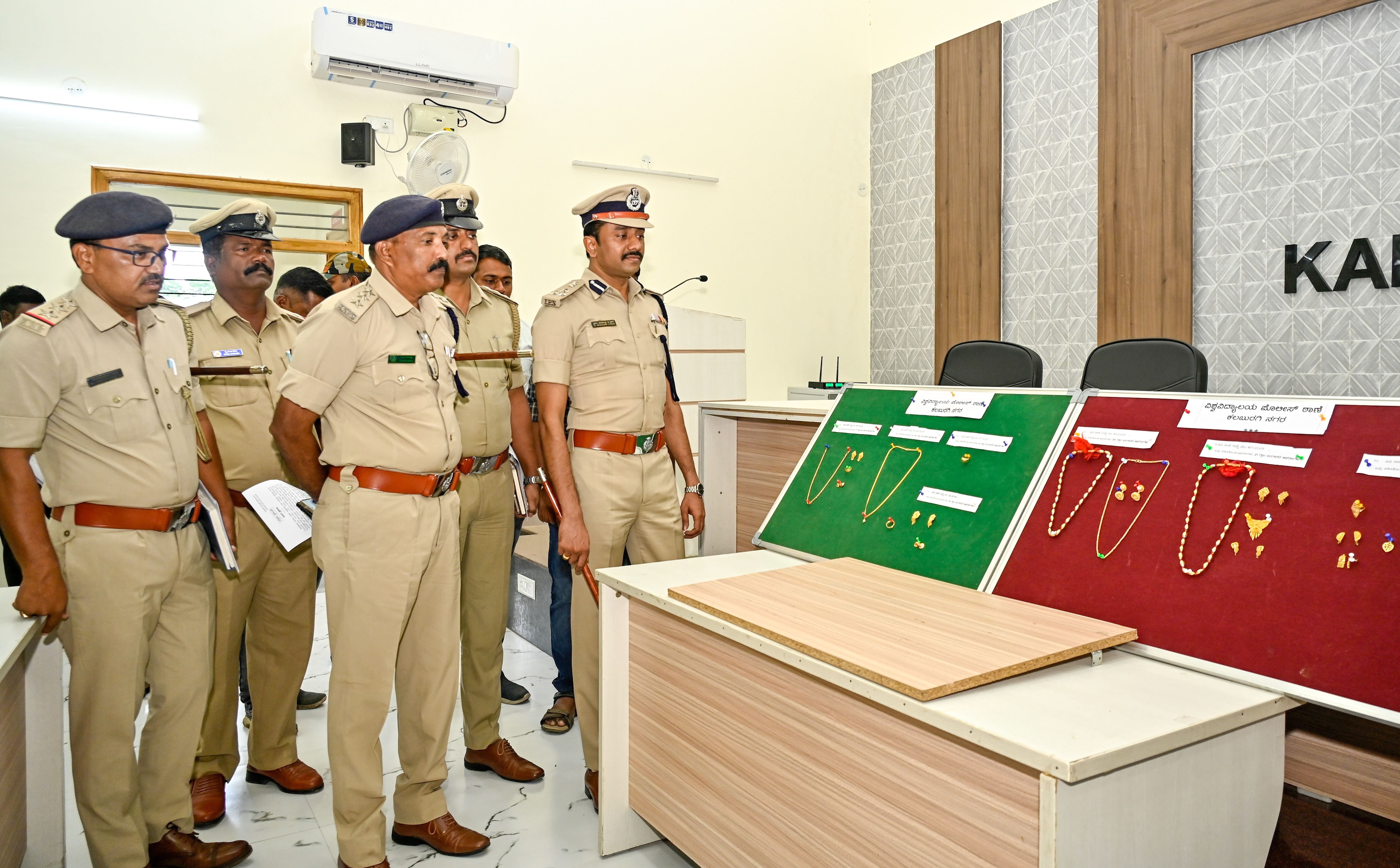 ಕಲಬುರಗಿ ಪೊಲೀಸ್ ಆಯುಕ್ತರ ಕಚೇರಿಯಲ್ಲಿ ಶನಿವಾರ ಅಂತರರಾಜ್ಯ ‌ಕಳ್ಳನ ಬಂಧನದಿಂದ ವಶಕ್ಕೆ ಪಡೆಯಲಾದ ಚಿನ್ನಾಭರಣಗಳನ್ನು ಪೊಲೀಸ್ ಕಮಿಷನರ್ ಶರಣಪ್ಪ ಎಸ್.ಡಿ. ಹಾಗೂ ಸಿಬ್ಬಂದಿ ವೀಕ್ಷಿಸಿದರು              