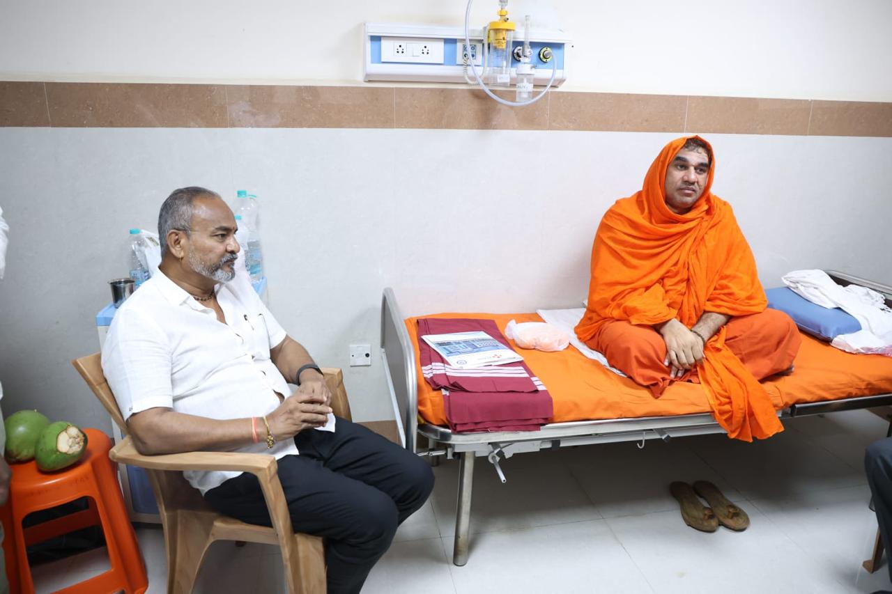 ಬಾಗಲಕೋಟೆಯ ಕೆರೂಡಿ ಆಸ್ಪತ್ರೆಯಲ್ಲಿ ಭಾನುವಾರ ಕೂಡಲಸಂಗಮ ಪಂಚಮಸಾಲಿ ಪೀಠದ ಬಸವಜಯ ಮೃತ್ಯುಂಜಯ ಸ್ವಾಮೀಜಿ ಆರೋಗ್ಯವನ್ನು ಮಾಜಿ ಸಂಸದ ರಮೇಶ ಕತ್ತಿ ವಿಚಾರಿಸಿದರು