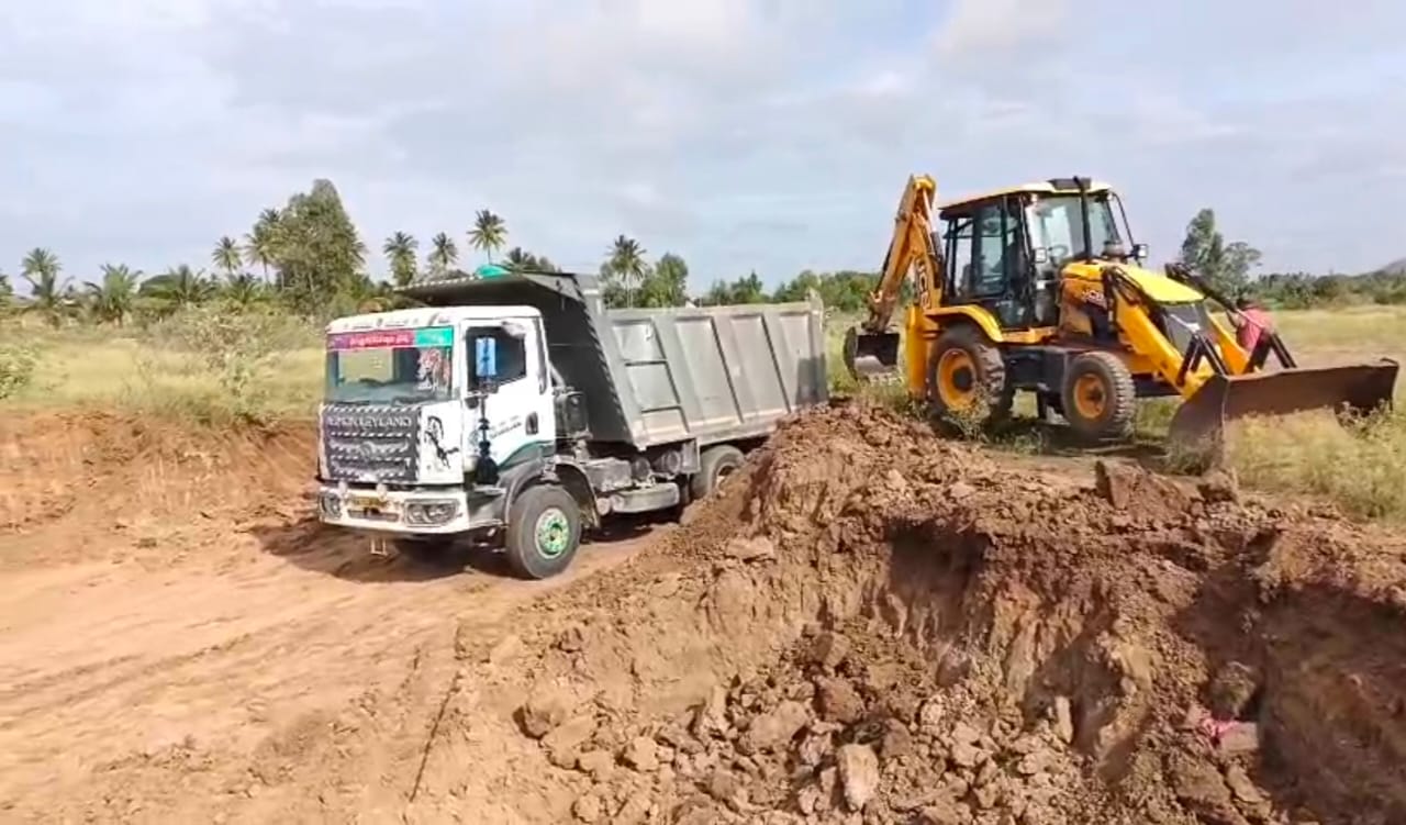 ಬಂಗಾರಪೇಟೆ ತಾಲ್ಲೂಕಿನ ಬೂದಿಕೋಟೆ ಗ್ರಾಮದಲ್ಲಿ ರಾಮಚಂದ್ರ ರಾಯರ ಕೆರೆಯಲ್ಲಿ ಅಕ್ರಮವಾಗಿ ಬಾರಿ ವಾಹನಗಳಿಂದ ಮಣ್ಣು ತೆಗೆಯುತ್ತಿರುವುದು