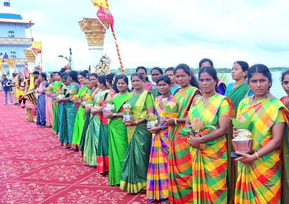ಕಳಶ ತಂದ ಮಹಿಳೆಯರು – 