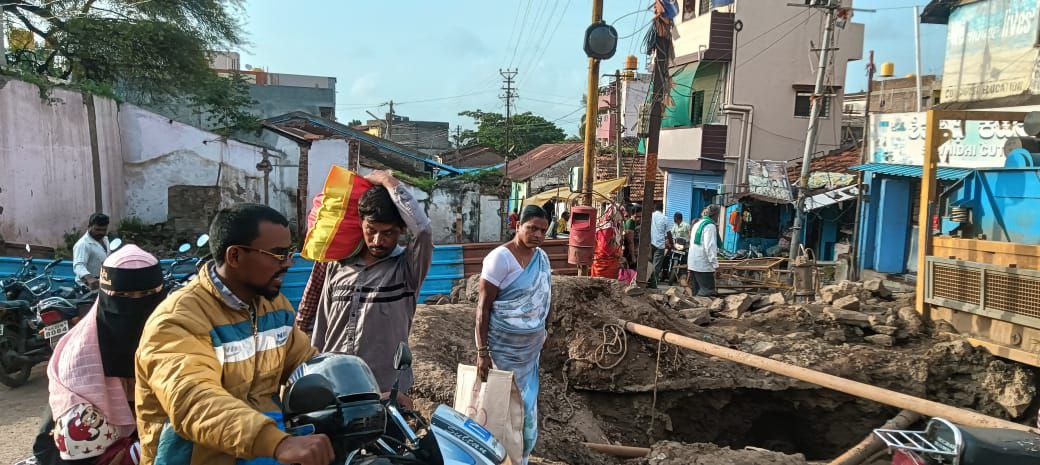 ಚಿಕ್ಕೋಡಿಯ ಗುರುವಾರ ಪೇಟೆ–ಗಾಂಧಿ ಮಾರುಕಟ್ಟೆ ಮಾರ್ಗದ ಸ್ಥಳದಲ್ಲಿ ಗ್ಯಾಸ್ ಪೈಪ್‌ಲೈನ್‌ ಅಳವಡಿಕೆಗಾಗಿ ತೋಡಿರುವ ಗುಂಡಿಯನ್ನು ಸಾರ್ವಜನಿಕರು ಹರಸಾಹಸ ಪಟ್ಟು ದಾಟುತ್ತಿರುವುದು