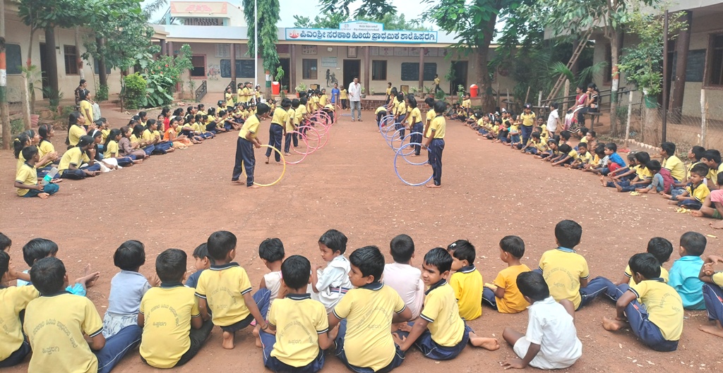 ಜಮಖಂಡಿ: ತಾಲ್ಲೂಕಿನ ಹಿಪ್ಪರಗಿ ಗ್ರಾಮದ ಸರ್ಕಾರಿ ಕನ್ನಡ ಹಿರಿಯ ಪ್ರಾಥಮಿಕ ಶಾಲೆಯಲ್ಲಿ ಆಟವಾಡುತ್ತಿರುವ ವಿದ್ಯಾರ್ಥಿಗಳು