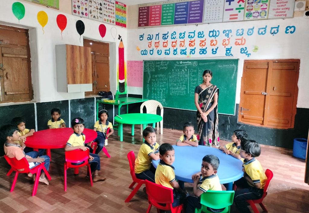 ಜಮಖಂಡಿ: ತಾಲ್ಲೂಕಿನ ಹಿಪ್ಪರಗಿ ಗ್ರಾಮದ ಸರ್ಕಾರಿ ಕನ್ನಡ ಹಿರಿಯ ಪ್ರಾಥಮಿಕ ಶಾಲೆಯಲ್ಲಿ ಯುಕೆಜಿ ಮಕ್ಕಳು ಕಲಿಯುತ್ತಿರುವದು.