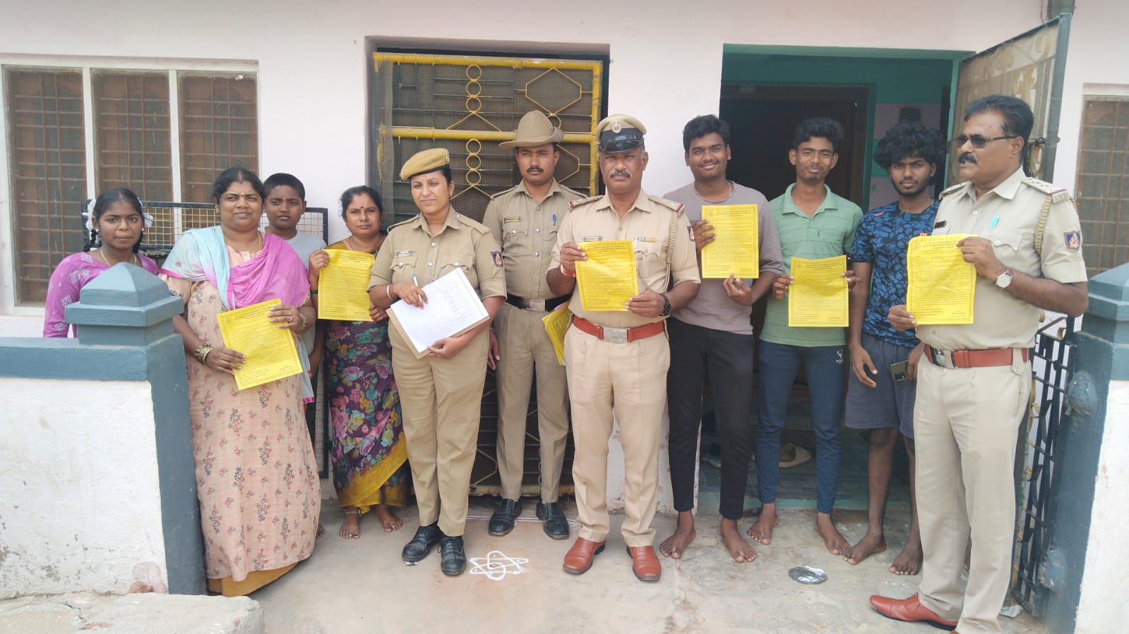 ಬಂಗಾರಪೇಟೆ ಪಟ್ಟಣದಲ್ಲಿ ಬಂಗಾರಪೇಟೆ ಪೋಲಿಸ್ ಠಾಣೆಯ ಇನ್ಸ್ಪೆಕ್ಟರ್ ಆರ್ ದಯಾನಂದ್ ನೇತೃತ್ವದಲ್ಲಿ ಮನೆ ಮನೆಗೆ ತೆರಳಿ ಸಾರ್ವಜನಿಕರಿಗೆ ಅರಿವು ಮೂಡಿಸಿದರು