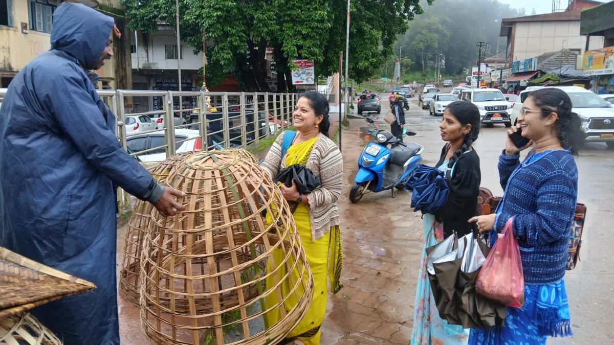 ಕೊಡಗು ಜಿಲ್ಲೆಯಲ್ಲಿ ನಿರಂತರವಾಗಿ ಮಳೆ ಸುರಿಯುತ್ತಿದ್ದು ಬಿಸಿಲು ಮರೀಚಿಕೆ ಎನಿಸಿದೆ. ಬಟ್ಟೆ ಒಣಗಿಸಲು ಮಹಿಳೆಯರು ಬಿದಿರಿನ ಬಳಂಜಿ ಖರೀದಿಸುತ್ತಿದ್ದ ದೃಶ್ಯ ಮಡಿಕೇರಿಯಲ್ಲಿ ಈಚೆಗೆ ಕಂಡುಬಂತು   