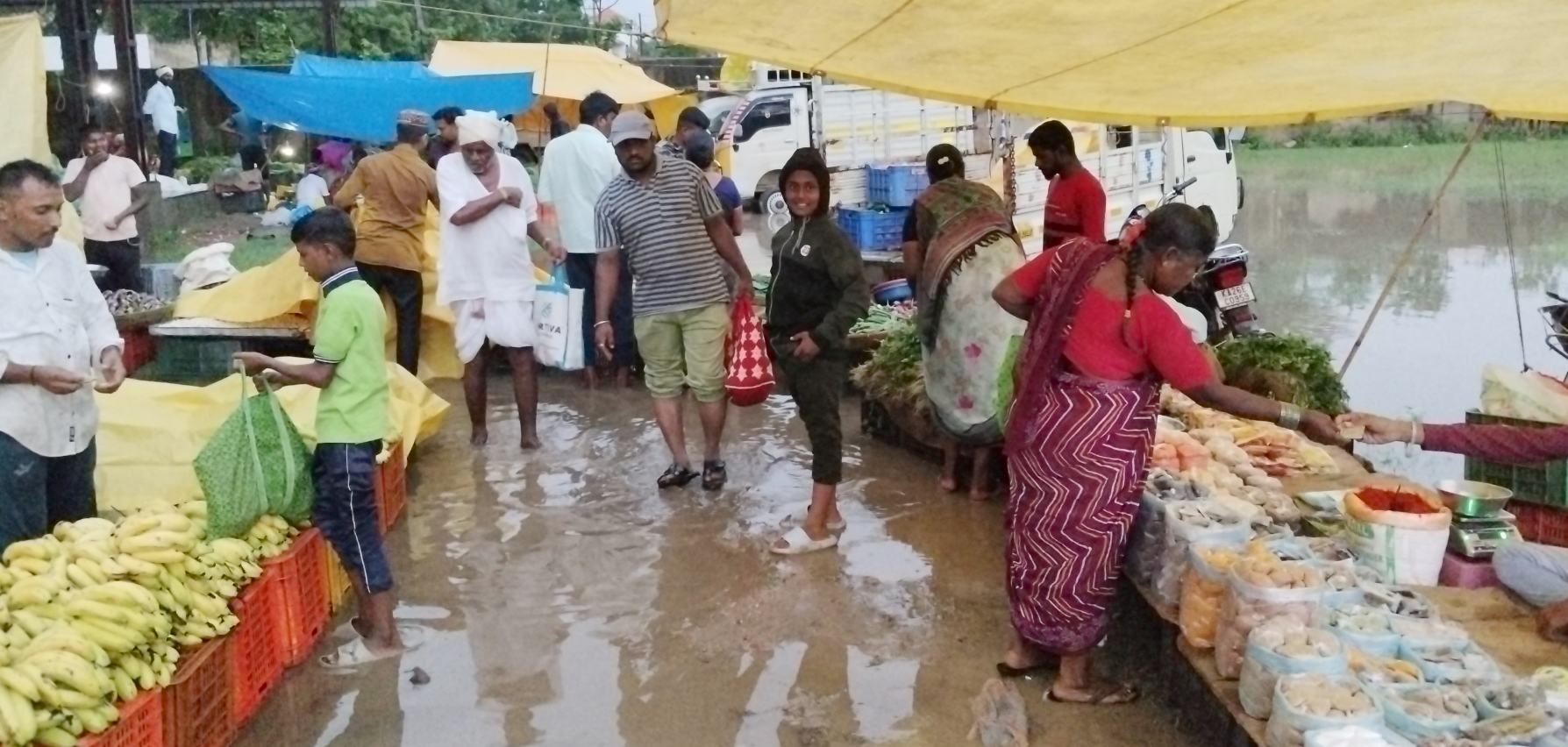 ಮುಳಗುಂದ ಎಪಿಎಂಸಿ ಉಪ ಮಾರುಕಟ್ಟೆ ಆವರಣದಲ್ಲಿ ಮಳೆ ನೀರು ನಿಂತು ತರಕಾರಿ ವ್ಯಾಪಾರಿಗಳಿಗೆ ತೊಂದರೆ ಆಗಿರುವುದು