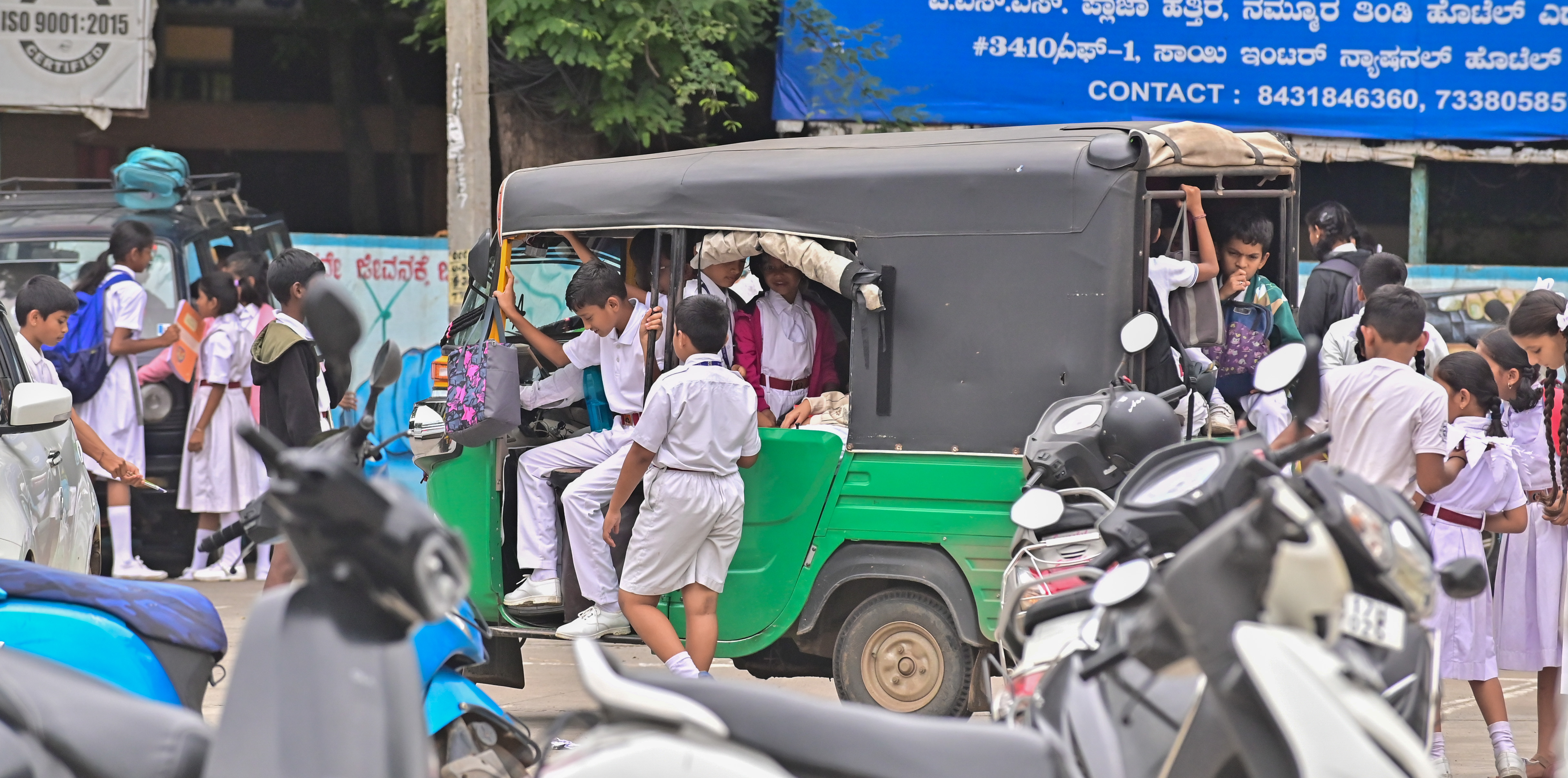 ದಾವಣಗೆರೆಯ ಖಾಸಗಿ ಶಾಲೆಯ ವಿದ್ಯಾರ್ಥಿಗಳಿಂದ ತುಂಬಿರುವ ಆಟೊ –