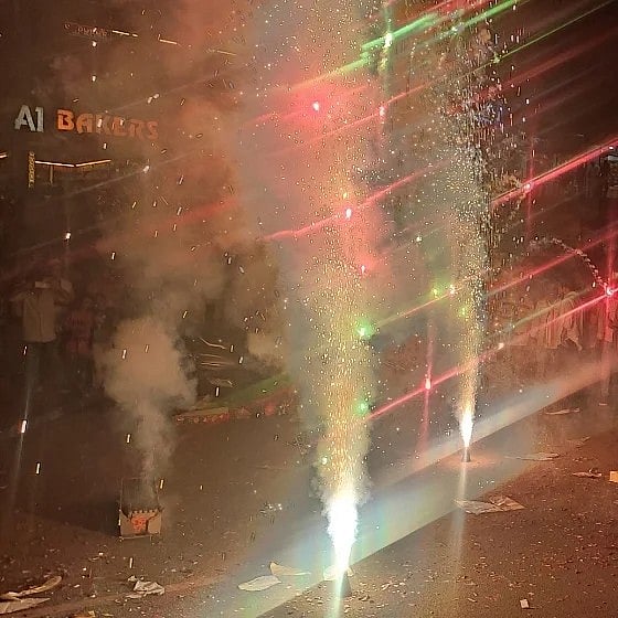 ಜೈಲಿನಿಂದ ಬಿಡುಗಡೆಯಾದ ಡ್ರಗ್ ಪೆಡ್ಲರ್‌ನನ್ನು ಪಟಾಕಿ ಸಿಡಿಸಿ ಸ್ವಾಗತಿಸಿದ ಸಹಚರರು