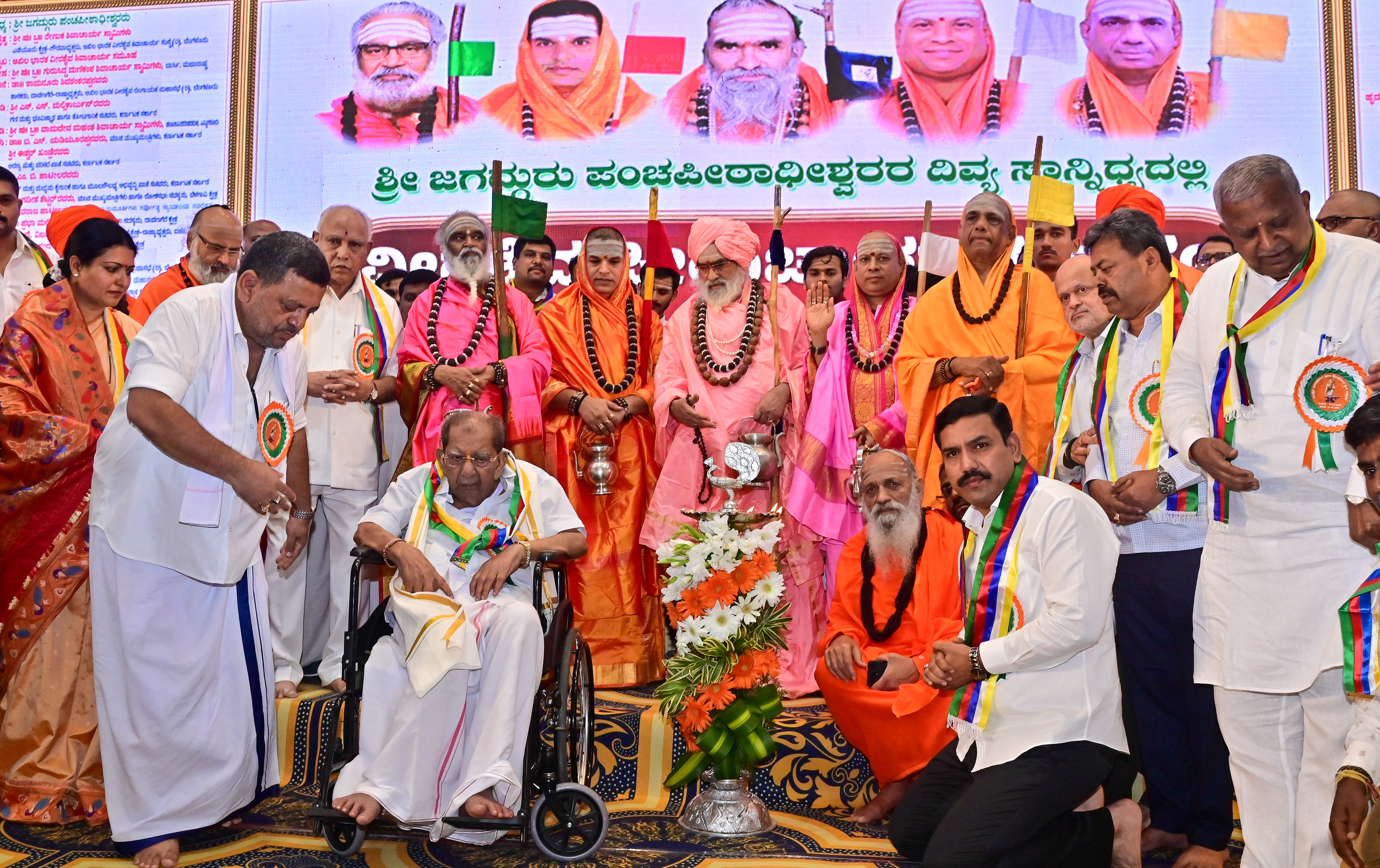 ದಾವಣಗೆರೆಯಲ್ಲಿ ಆಯೋಜಿಸಿರುವ ವೀರಶೈವ ಪೀಠಾಚಾರ್ಯರು ಶಿವಾಚಾರ್ಯರ ಶೃಂಗವನ್ನು ಅಖಿಲ ಭಾರತ ವೀರಶೈವ ಮಹಾಸಭಾ ಅಧ್ಯಕ್ಷ ಶಾಮನೂರು ಶಿವಶಂಕರಪ್ಪ ಉದ್ಘಾಟಿಸಿದರು. ರಂಭಾಪುರಿ ಪೀಠದ ವೀರಸೋಮೇಶ್ವರ ಸ್ವಾಮೀಜಿ ಉಜ್ಜಿನಿಯ ಸಿದ್ಧಲಿಂಗ ರಾಜದೇಶಿಕೇಂದ್ರ ಸ್ವಾಮೀಜಿ ಕೇದಾರ ಪೀಠದ ಭೀಮಾಶಂಕರ ಲಿಂಗ ಶಿವಾಚಾರ್ಯ ಸ್ವಾಮೀಜಿ ಶ್ರೀಶೈಲ ಮಠದ ಚನ್ನಸಿದ್ಧರಾಮ ಪಂಡಿತಾರಾಧ್ಯ ಸ್ವಾಮೀಜಿ ಕಾಶಿ ಪೀಠದ ಚಂದ್ರಶೇಖರ ಶಿವಾಚಾರ್ಯ ಸ್ವಾಮೀಜಿ ಮಾಜಿ ಮುಖ್ಯಮಂತ್ರಿ ಬಿ.ಎಸ್. ಯಡಿಯೂರಪ್ಪ ಅರಣ್ಯ ಸಚಿವ ಈಶ್ವರ ಖಂಡ್ರೆ ಸಂಸದ ಜಗದೀಶ ಶೆಟ್ಟರ್‌ ಜಿಲ್ಲಾ ಉಸ್ತುವಾರಿ ಸಚಿವ ಎಸ್.ಎಸ್. ಮಲ್ಲಿಕಾರ್ಜುನ್ ಬಿಜೆಪಿ ರಾಜ್ಯ ಘಟಕದ ಅಧ್ಯಕ್ಷ ಬಿ.ವೈ. ವಿಜಯೇಂದ್ರ ಸಂಸದೆ ಪ್ರಭಾ ಮಲ್ಲಿಕಾರ್ಜುನ್ ಇದ್ದಾರೆ –ಪ್ರಜಾವಾಣಿ ಚಿತ್ರ: ಸತೀಶ್ ಬಡಿಗೇರ