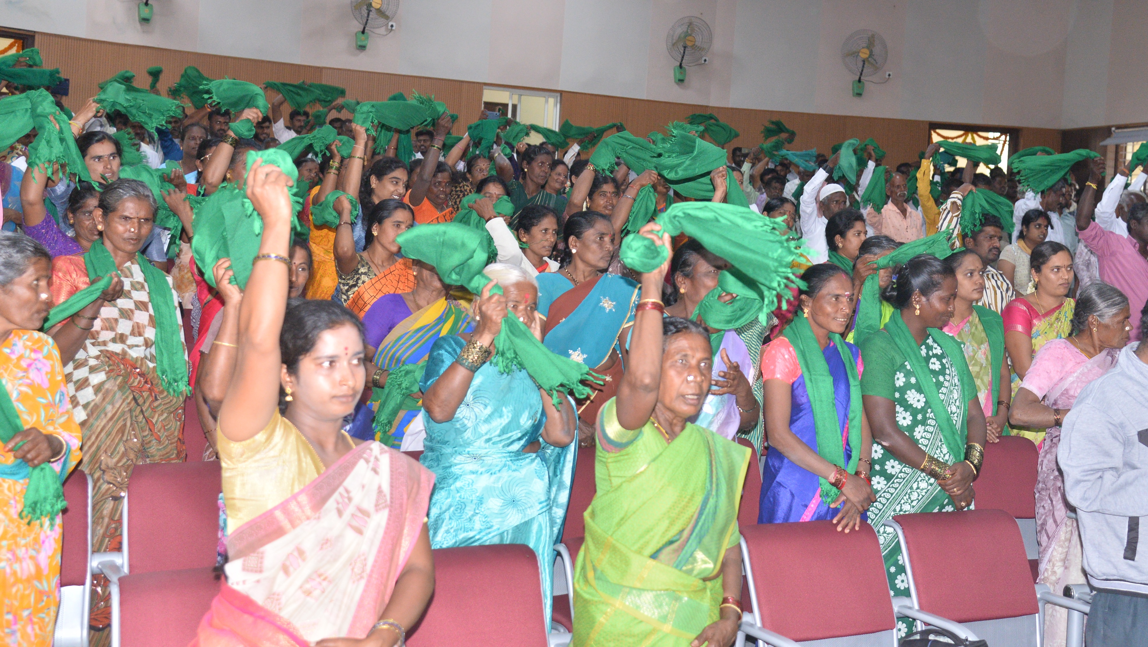 ಕಾರ್ಯಕ್ರಮದಲ್ಲಿ ಪಾಲ್ಗೊಂಡಿದ್ದ ರೈತ ಮಹಿಳೆಯರು ಹಸಿರು ಟವೆಲ್‌ ಬೀಸಿದ ಸಂದರ್ಭ