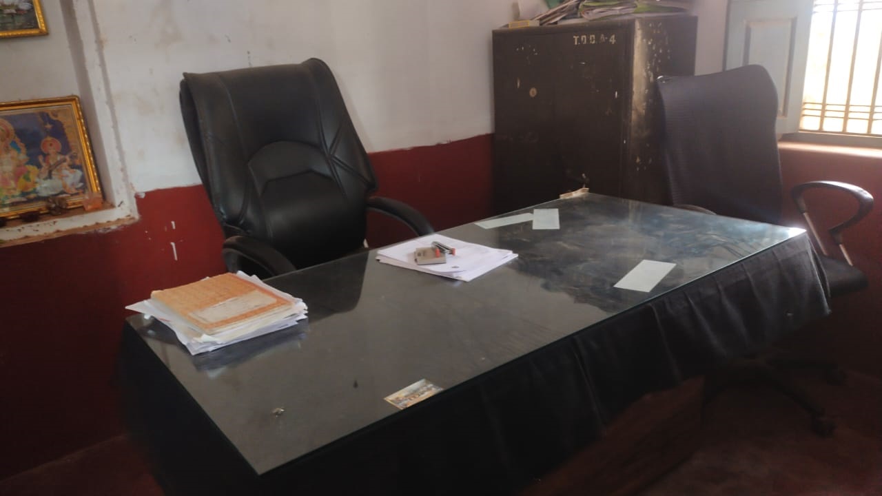 ಆರ್‌ಐ ಕಚೇರಿಯಲ್ಲಿ ಅಧಿಕಾರಿಗಳ ಗೈರು
