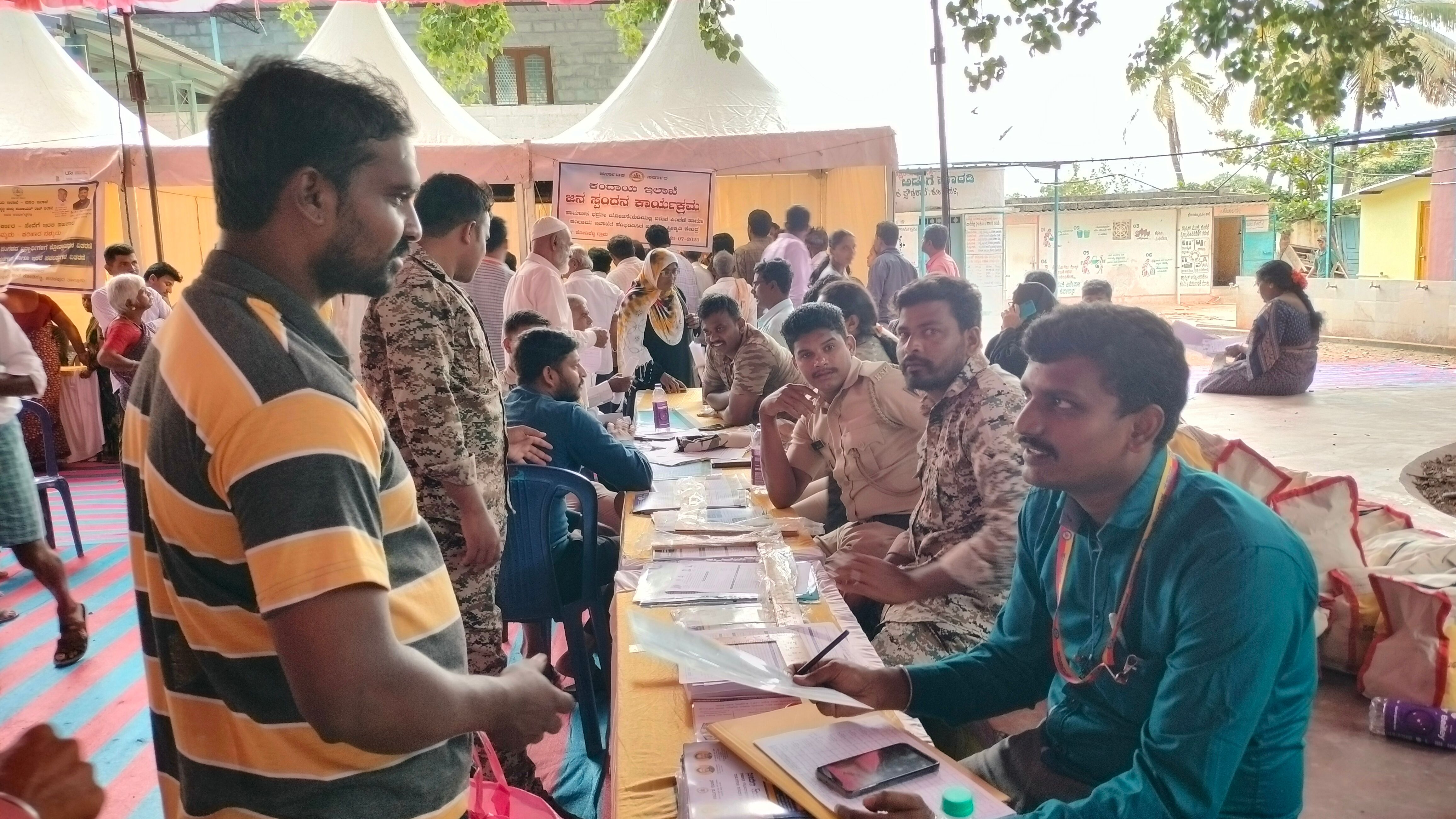 ಸಭೆಯಲ್ಲಿ ಸಾರ್ವಜನಿಕರು ತಮ್ಮ ಅಹವಾಲುಗಳನ್ನು ಅಧಿಕಾರಿಗಳಿಗೆ ಸಲ್ಲಿಸುತ್ತಿರುವುದು