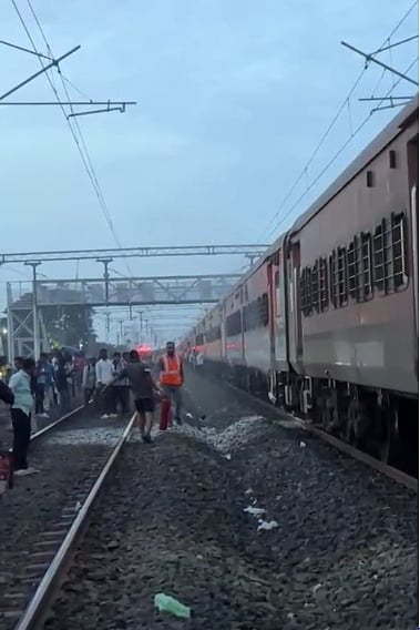 ಹಾಸನ- ಸೋಲಾಪುರ ರೈಲಿನ ಬ್ರೇಕ್ ಬೈಂಡಿಂಗ್‌ನಲ್ಲಿ ದಟ್ಟ ಹೊಗೆ!