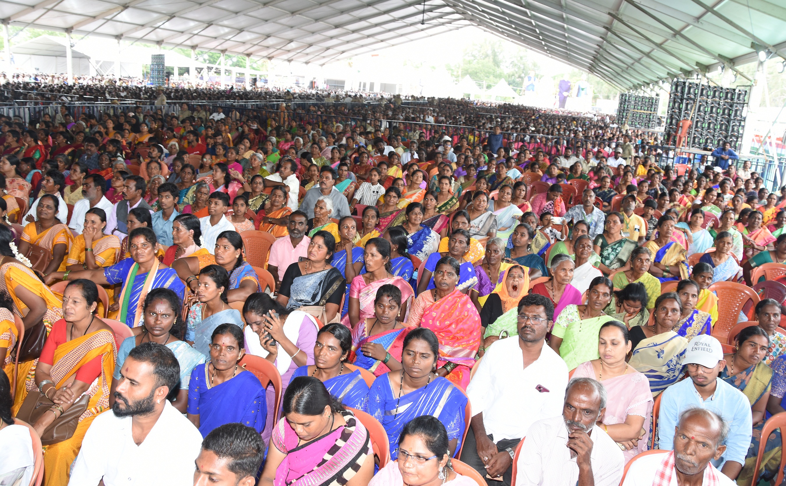 ಪಾವಗಡದಲ್ಲಿ ಸೋಮವಾರ ನಡೆದ ತುಂಗಭದ್ರಾ ಜಲಾಶಯದಿಂದ ತಾಲ್ಲೂಕಿಗೆ ಕುಡಿಯುವ ನೀರು ಸರಬರಾಜು ಯೋಜನೆಯ ಉದ್ಘಾಟನಾ ಸಮಾರಂಭದಲ್ಲಿ ಭಾಗವಹಿಸಿದ್ದ ಜನರು
