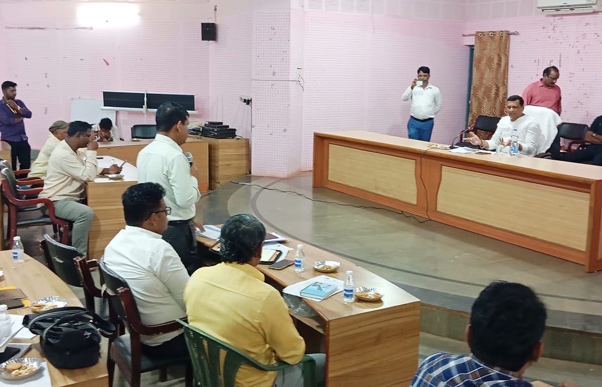 ನಾಯಕರಿಗೆ ಮಣಿದು ಕೆಲಸ ಮಾಡಬೇಡಿ: ಶಾಸಕ ಡಾ.ಸಿದ್ದಲಿಂಗಪ್ಪ ಪಾಟೀಲ ಸೂಚನೆ