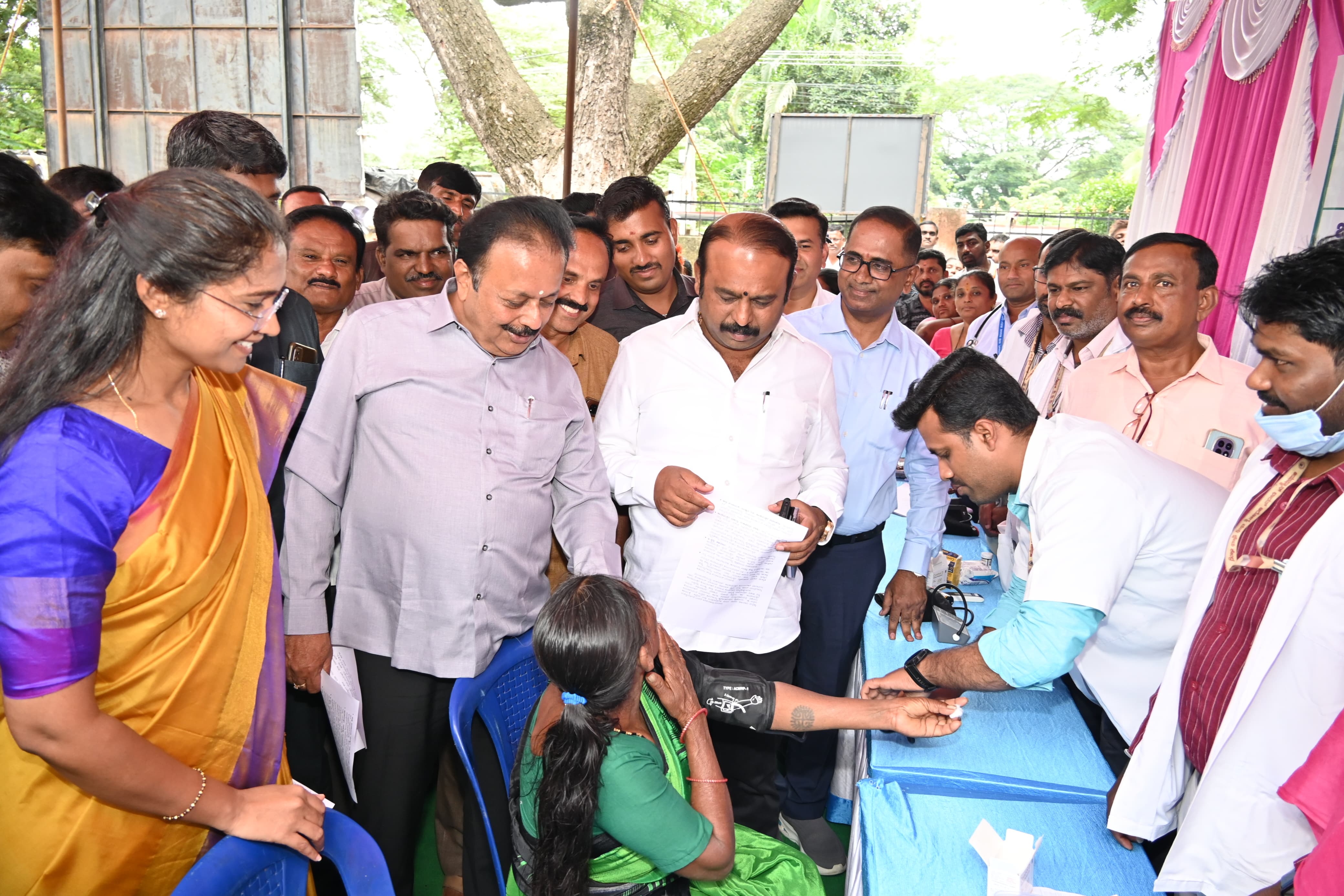 ಮದ್ದೂರಿನ ತಾಲ್ಲೂಕು ಪಂಚಾಯಿತಿ ಸಭಾಂಗಣದಲ್ಲಿ ಸೋಮವಾರ ನಡೆದ ಜೀತ ವಿಮುಕ್ತ ಕುಟುಂಬದವರಿಗೆ ಗುರುತಿನ ಚೀಟಿ ವಿತರಣೆ ಹಾಗೂ ಆರೋಗ್ಯ ತಪಾಸಣಾ ಕಾರ್ಯಕ್ರಮವನ್ನು ಕೃಷಿ ಹಾಗೂ ಜಿಲ್ಲಾ ಉಸ್ತುವಾರಿ ಸಚಿವ ಎನ್. ಚೆಲುವರಾಯಸ್ವಾಮಿ ಉದ್ಘಾಟಿಸಿದರು