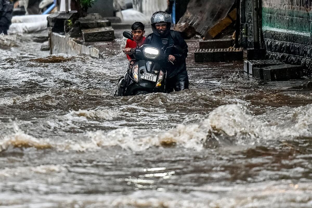 ರಾತ್ರಿಯಿಡೀ ಸುರಿದ ಮಳೆಗೆ ಮುಂಬೈ ತತ್ತರ: ಮುಳುಗಿದ ತಗ್ಗು ಪ್ರದೇಶಗಳು

