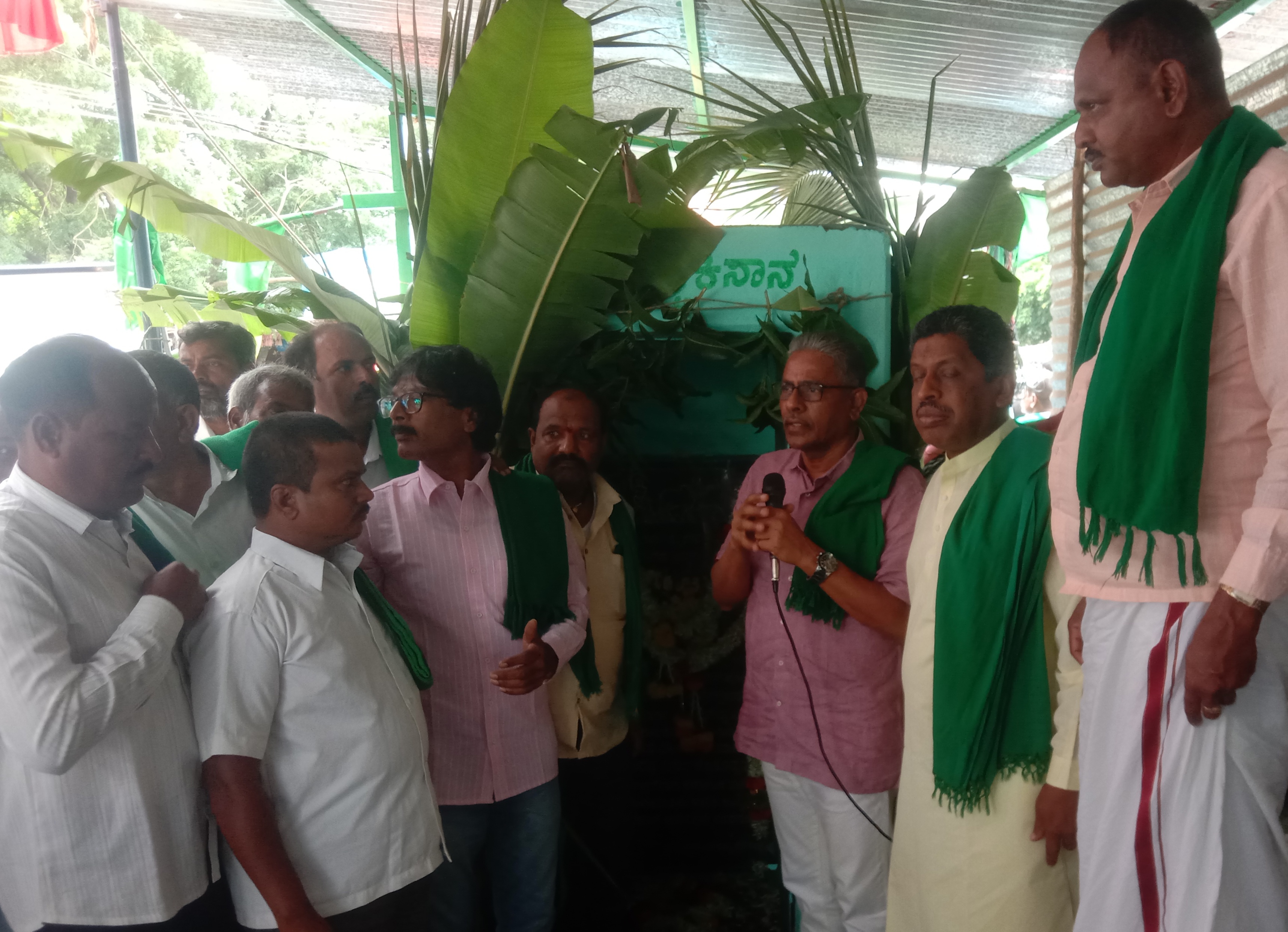 ನರಗುಂದದಲ್ಲಿ ಹುತಾತ್ಮ ರೈತ ದಿನದ ಅಂಗವಾಗಿ ರೈತ ಸಂಘದ ರಾಜ್ಯ ಘಟಕದ ಅಧ್ಯಕ್ಷ ಕೋಡಿಹಳ್ಳಿ ಚಂದ್ರಶೇಖರ್ ರೈತ ವೀರಗಲ್ಲಿಗೆ ನಮಿಸಿ ಮಾತನಾಡಿದರು