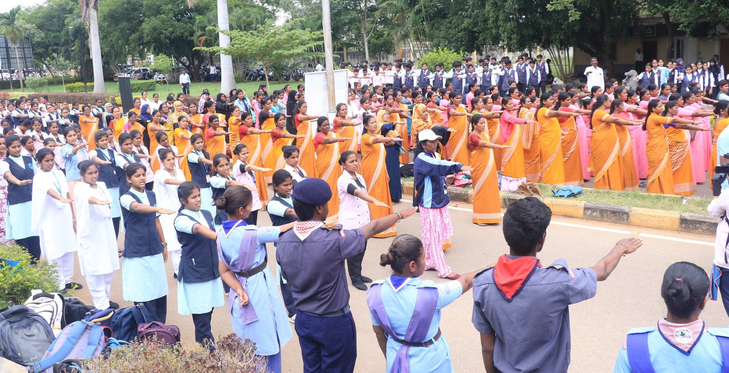 ಚಾಮರಾಜನಗರದ ಜಿಲ್ಲಾಡಳಿತ ಭವನದ ಮುಂಭಾಗ ಸೋಮವಾರ ಬಾಲ್ಯವಿವಾಹ ಮುಕ್ತ ಅಭಿಯಾನದಲ್ಲಿ ಪ್ರತಿಜ್ಞಾವಿಧಿ ಸ್ವೀಕರಿಸಿದ ವಿದ್ಯಾರ್ಥಿಗಳು ಅಧಿಕಾರಿಗಳು ಹಾಗೂ ಸಂಘ ಸಂಸ್ಥೆಗಳ ಪದಾಧಿಕಾರಿಗಳು