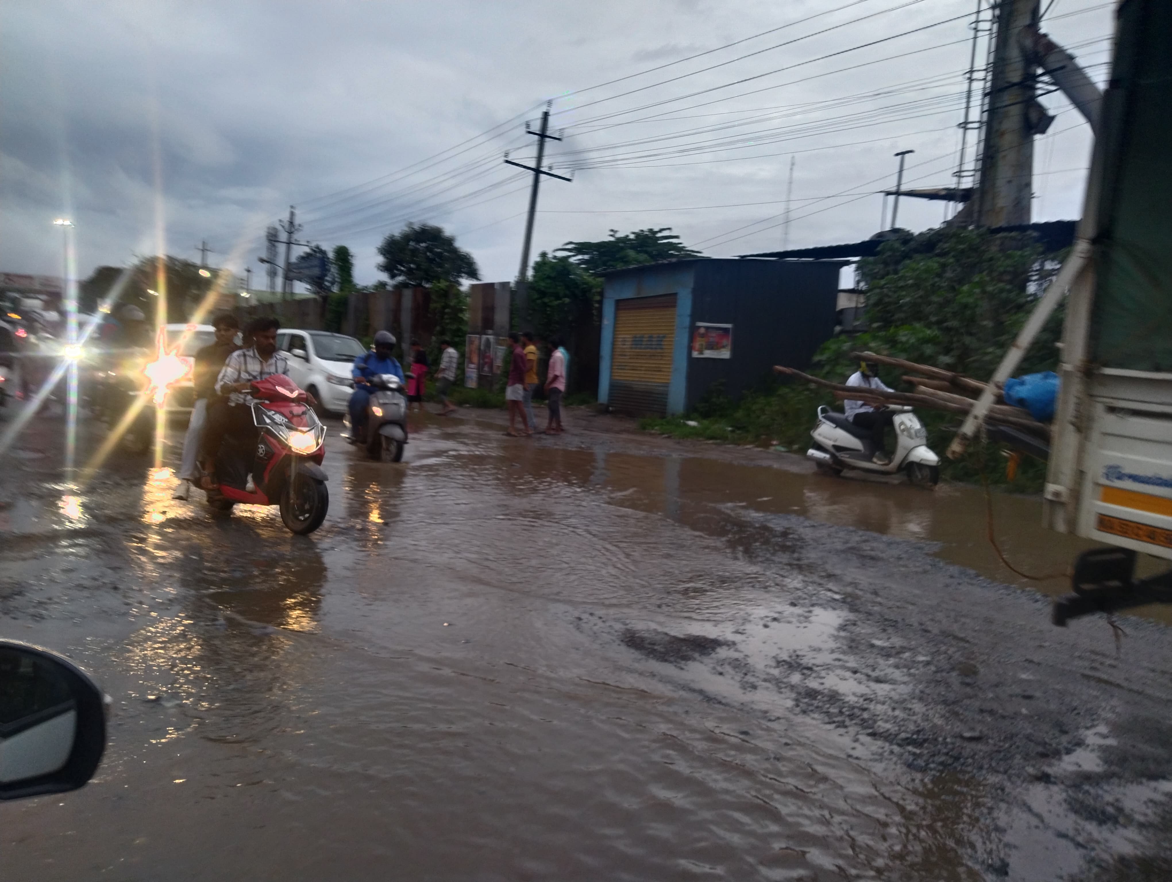 ಆನೇಕಲ್‌ ತಾಲ್ಲೂಕಿನ ಮರಸೂರು ಗೇಟ್‌ನಲ್ಲಿ ಮಳೆಯಿಂದ ರಸ್ತೆ ಗುಂಡಿಗಳಲ್ಲಿ ನೀರು ತುಂಬಿದ್ದು ಸವಾರರ ಸರ್ಕಸ್‌