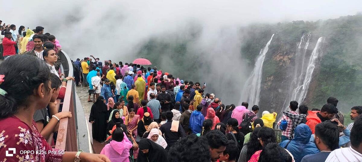 Jog Falls: ಜೋಗದತ್ತ ಪ್ರವಾಸಿಗರ ದಂಡು
