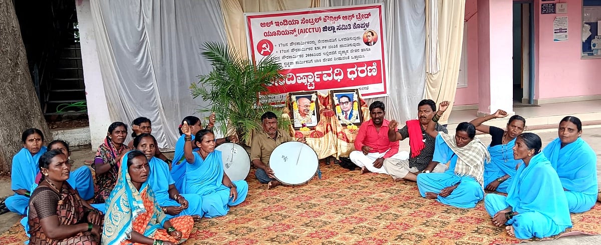 ಕಾರಟಗಿ: ಸ್ವಚ್ಛತಾ ಕಾರ್ಮಿಕರಿಂದ ಅನಿರ್ಧಿಷ್ಟಾವಧಿ ಧರಣಿ