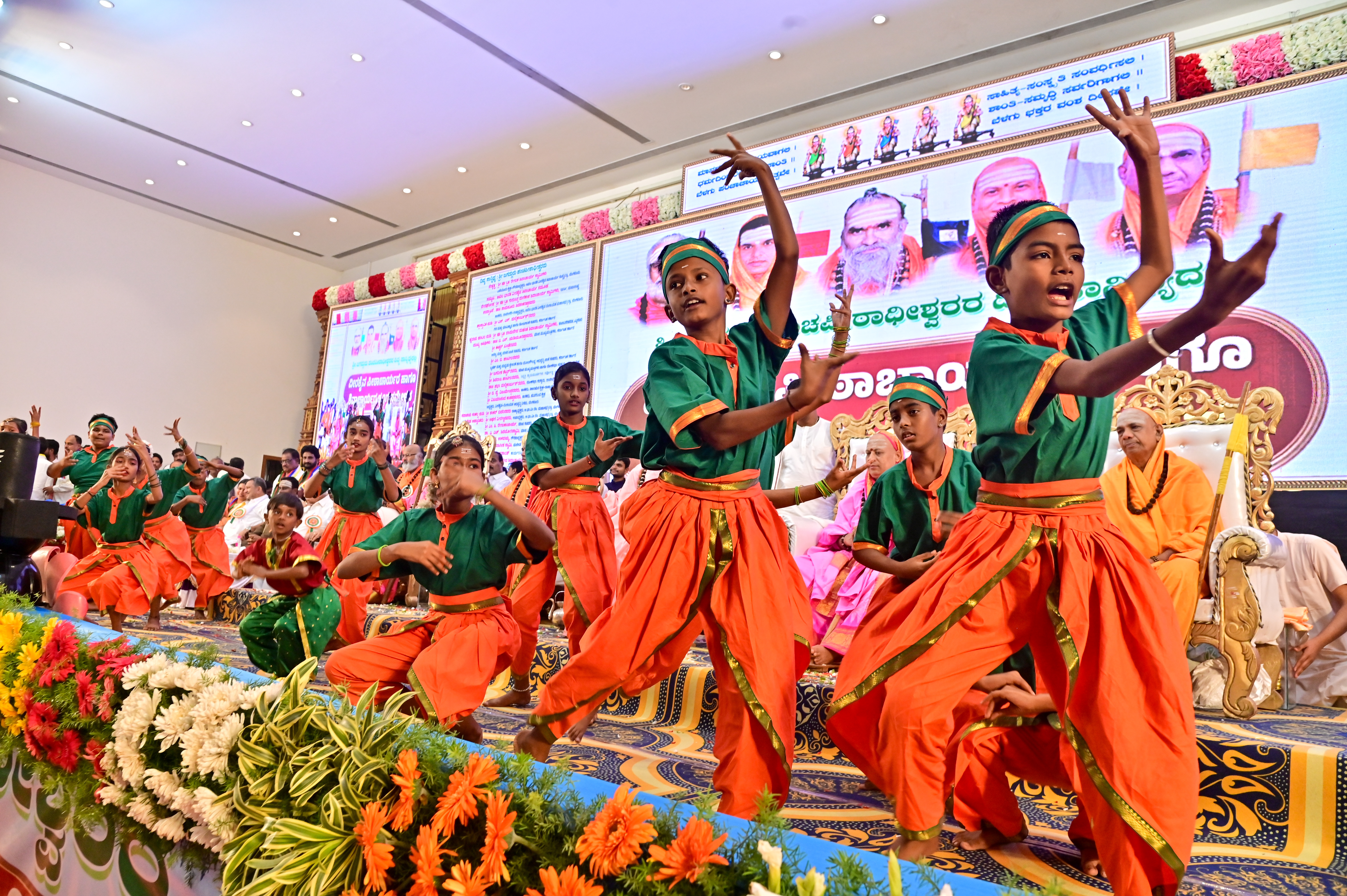 ದಾವಣಗೆರೆಯ ರೇಣುಕ ಮಂದಿರದಲ್ಲಿ ಆಯೋಜಿಸಿದ್ದ ಶೃಂಗದಲ್ಲಿ ವಿದ್ಯಾರ್ಥಿಗಳು ನೃತ್ಯ ಪ್ರಸ್ತುತಪಡಿಸಿದರು