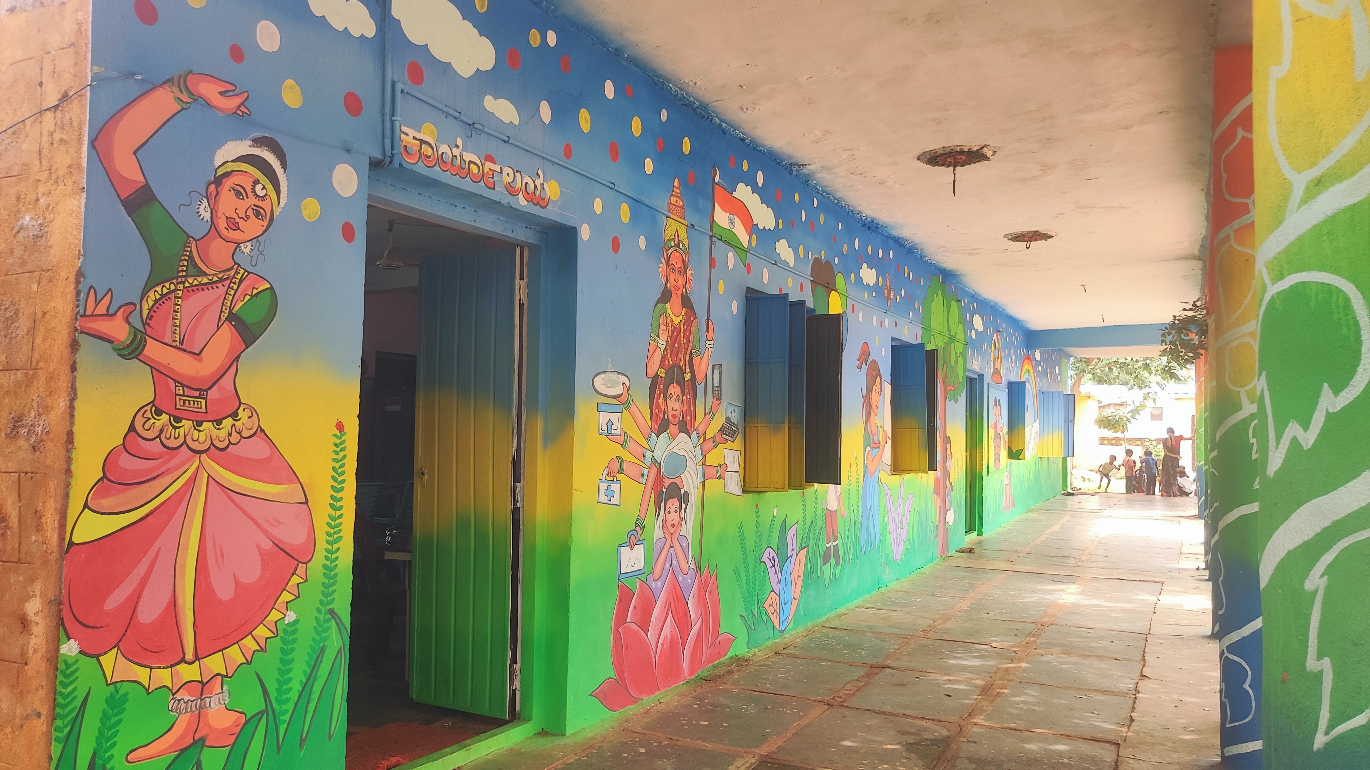 ಶಾಲೆಯ ಗೋಡೆ ಮೇಲೆ ಬಿಡಿಸಿರುವ ಸಾಂಪ್ರದಾಯಿಕ ಚಿತ್ರಗಳು