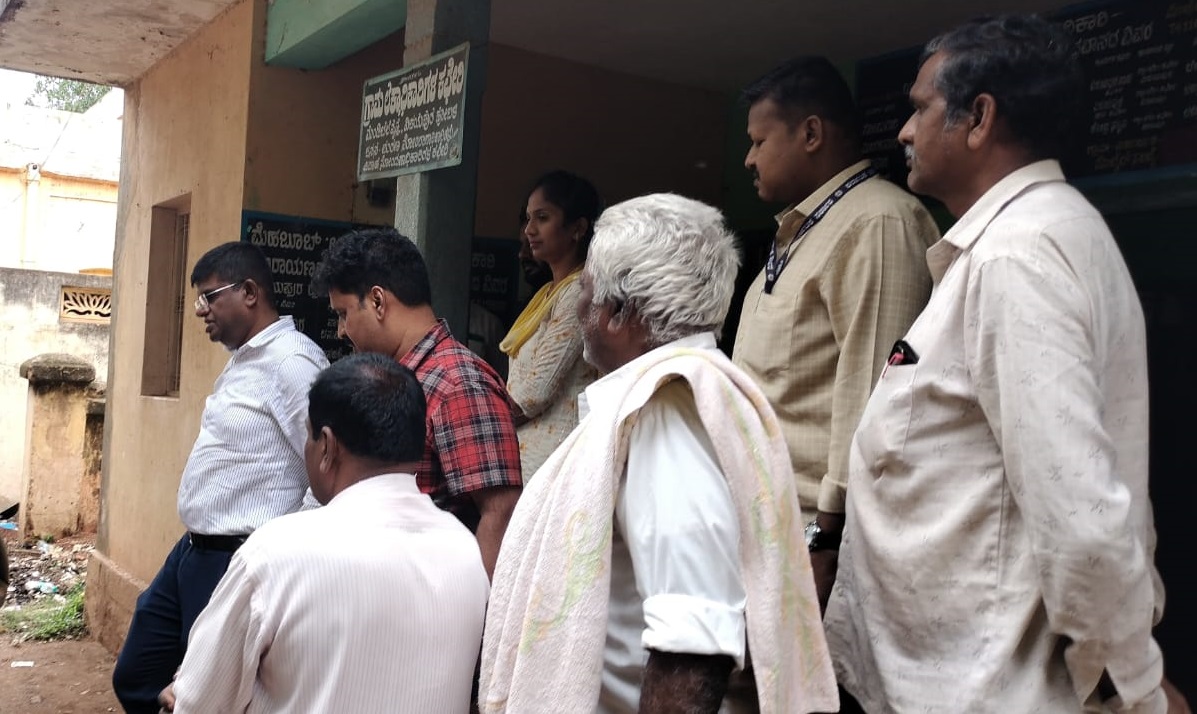 ವಿಜಯಪುರ ಪಟ್ಟಣದ ರಾಜಸ್ವ ನಿರೀಕ್ಷಕರ ಕಚೇರಿ ಹಾಗೂ ಉಪತಹಶೀಲ್ದಾರ್ ಕಾರ್ಯಾಲಯಕ್ಕೆ ತಹಶೀಲ್ದಾರ್ ಅನಿಲ್ ಅವರು ಮಂಗಳವಾರ ಭೇಟಿ ನೀಡಿ ಪರಿಶೀಲಿಸಿದರು.