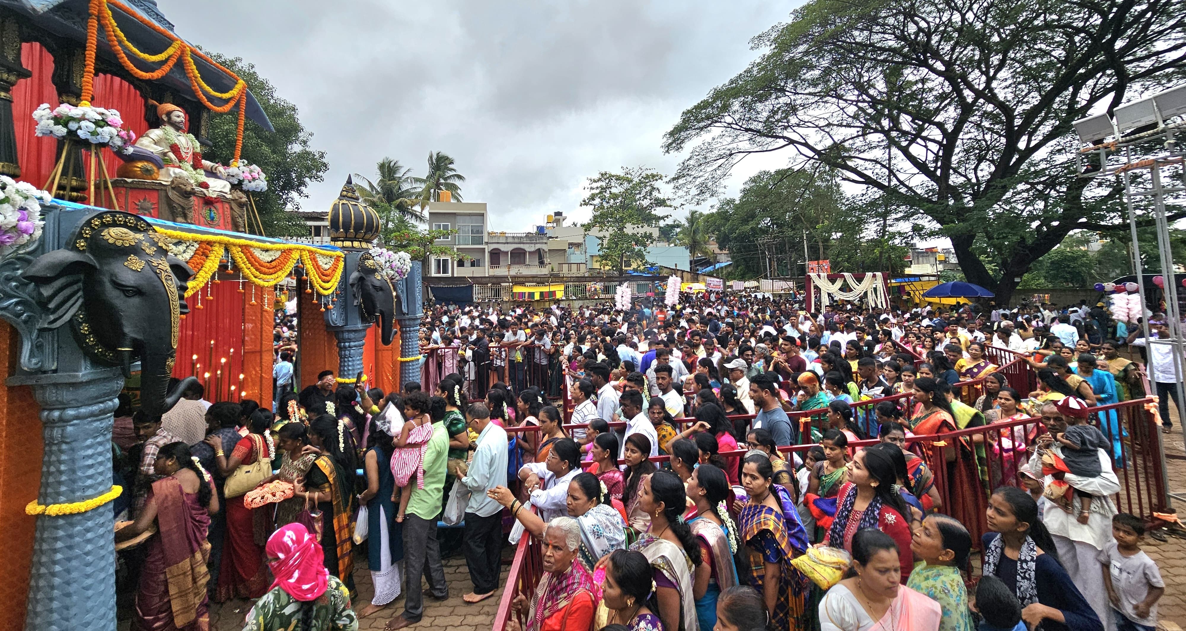 ಬೆಳಗಾವಿಯ ವಡಗಾವಿಯ ಮಂಗಾಯಿ ದೇವಸ್ಥಾನದ ಆವರಣದಲ್ಲಿ ಮಂಗಳವಾರ ಭಕ್ತರು ಸರದಿ ಸಾಲಿನಲ್ಲಿ ನಿಂತು ದರ್ಶನ ಪಡೆದರು  ಪ್ರಜಾವಾಣಿ ಚಿತ್ರ