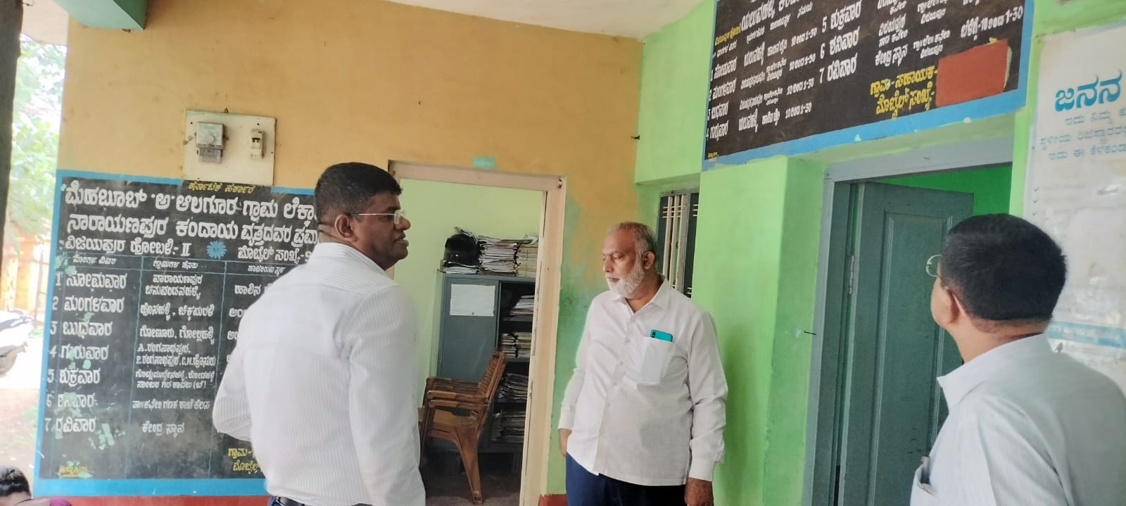 ವಿಜಯಪುರ ಪಟ್ಟಣದ ರಾಜಸ್ವ ನಿರೀಕ್ಷಕರ ಕಚೇರಿ ಹಾಗೂ ಉಪತಹಶೀಲ್ದಾರ್ ಕಾರ್ಯಾಲಯಕ್ಕೆ ತಹಶೀಲ್ದಾರ್ ಅನಿಲ್ ಅವರು ಮಂಗಳವಾರ ಭೇಟಿ ನೀಡಿ ಪರಿಶೀಲಿಸಿದರು.