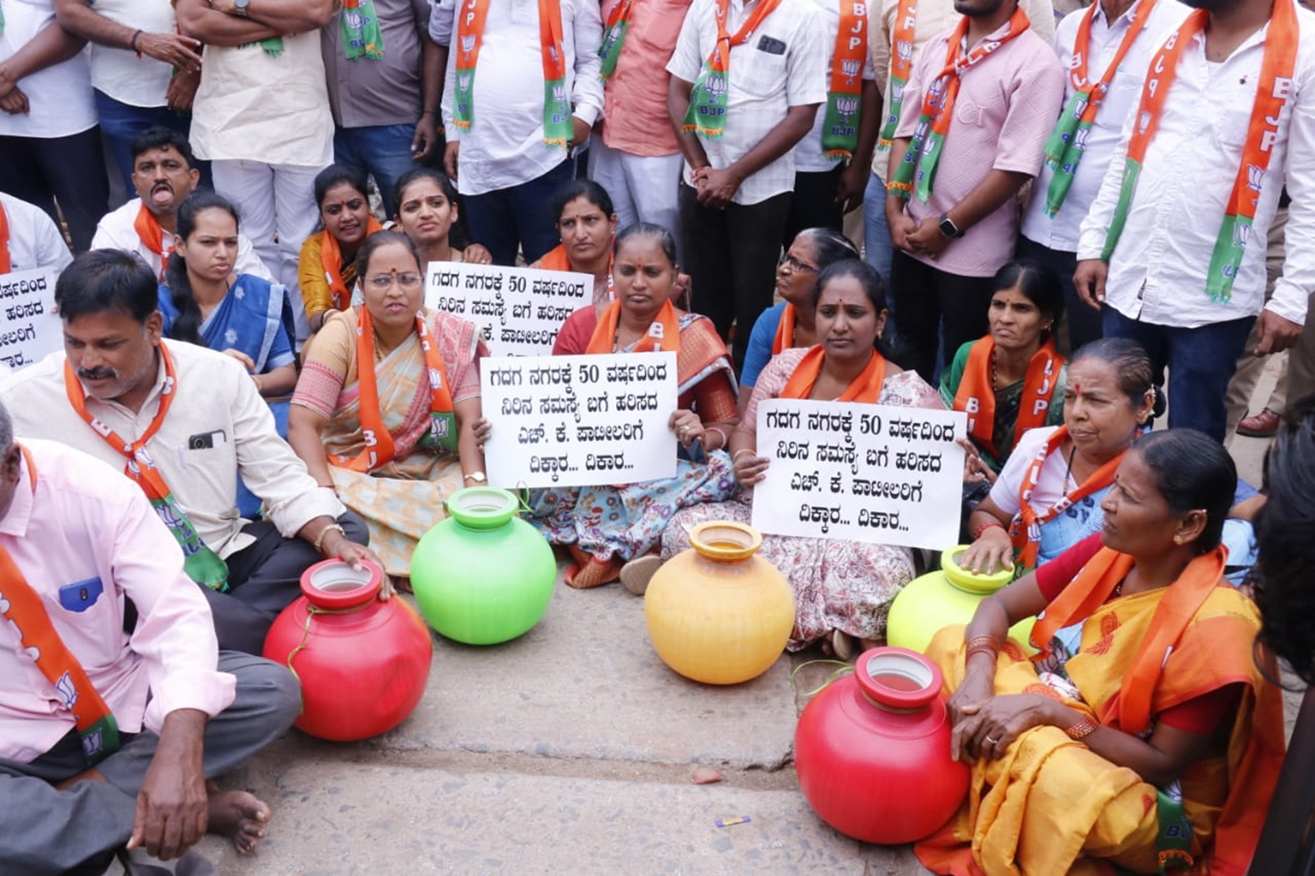 ಗದಗ ಬೆಟಗೇರಿ ನಗರಸಭೆಯ ಬಿಜೆಪಿ ಸದಸ್ಯರು ಖಾಲಿ ಕೊಡ ಇಟ್ಟುಕೊಂಡು ಪ್ರತಿಭಟನೆ ನಡೆಸಿದರು 