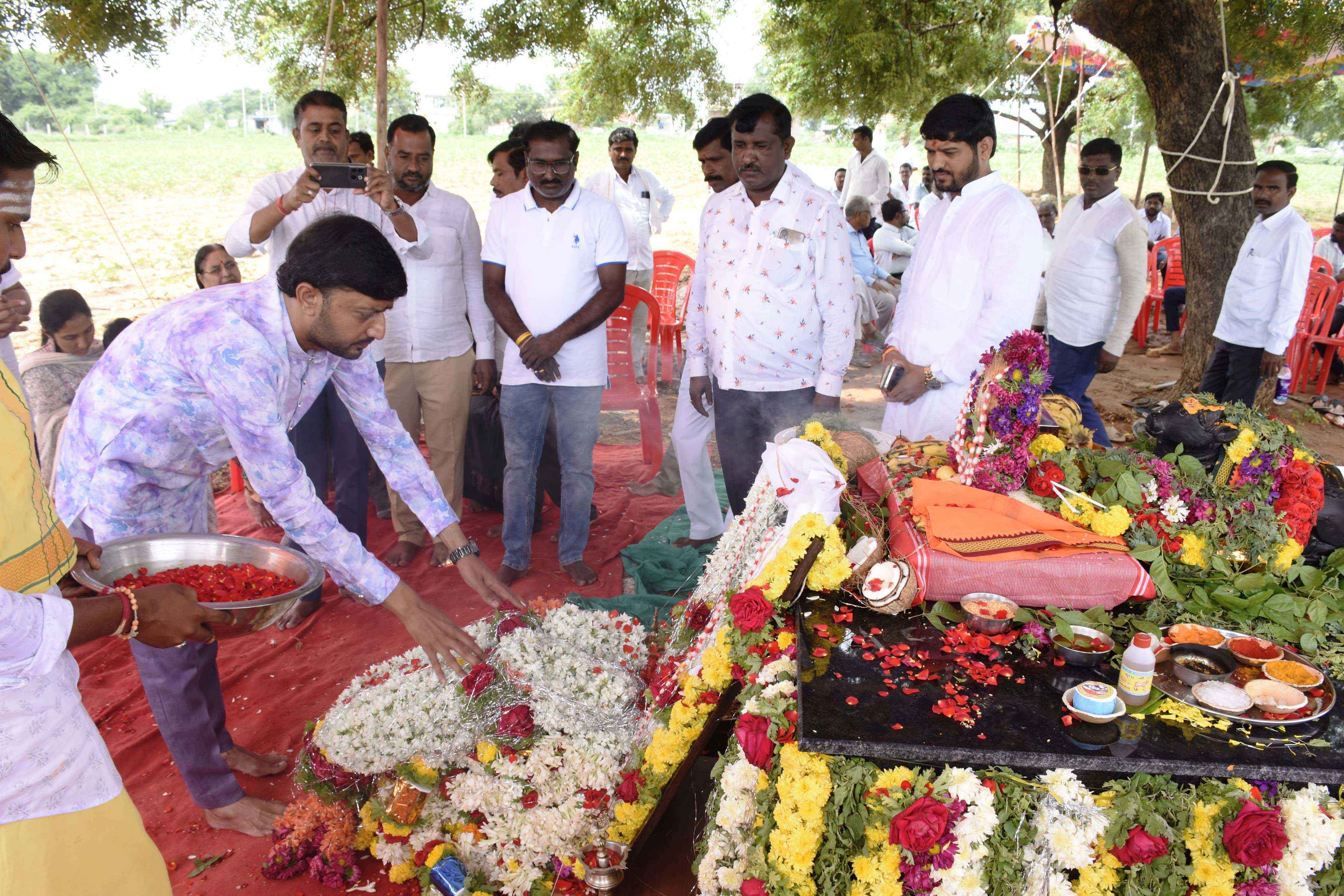ಯಾದಗಿರಿ ಹತ್ತಿರದ ಮುದ್ನಾಳ ಗ್ರಾಮದಲ್ಲಿನ ಮಂಗಳವಾರ ಮಾಜಿ ಶಾಸಕ ಲಿಂ.ಡಾ.ವೀರಬಸವಂತರೆಡ್ಡಿ ಮುದ್ನಾಳ ಪ್ರಥಮ ಪುಣ್ಯಸ್ಮರಣೆ ಕಾರ್ಯಕ್ರಮದಲ್ಲಿ ಅವರ ಸಮಾಧಿಗೆ ಪುಷ್ಪಾರ್ಚನೆ ಮಾಡಿದ ಗುರುಮಠಕಲ್ ಶಾಸಕ ಶರಣಗೌಡ ಕಂದಕೂರ