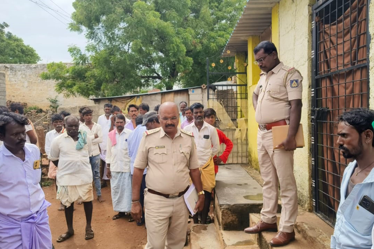 ಕವಿತಾಳ ಸಮೀಪದ ಕೆ.ತಿಮ್ಮಾಪುರದಲ್ಲಿ ಚವಳೆಕಾಯಿ ಪಲ್ಯ ಸೇವಿಸಿ ಒಂದೇ ಕುಟುಂಬದ ಮೂವರು ಮೃತಪಟ್ಟ ಹಿನ್ನೆಲೆಯಲ್ಲಿ ಪೊಲೀಸ್‌ ಅಧಿಕಾರಿಗಳು ಭೇಟಿ ನೀಡಿ ಪರಿಶೀಲಿಸಿದರು