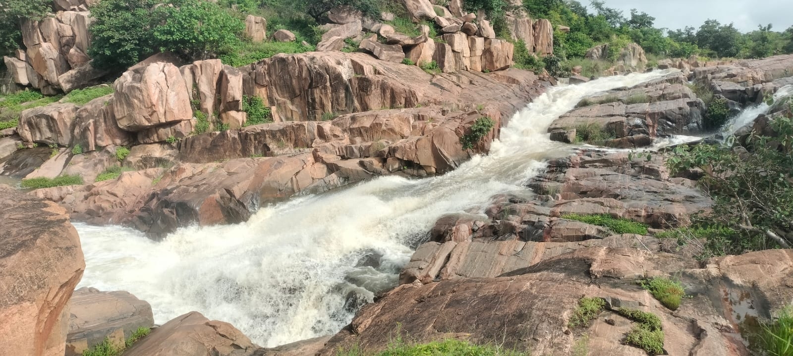  ಯರಗೋಳ ವ್ಯಾಪ್ತಿಯ ಕೋಟಗೇರಾ ಗುಡ್ಡದಲ್ಲಿ ಕಲ್ಲುಬಂಡೆಗಳ ನಡುವೆ ಬೋರ್ಗೆರೆದು ಹರಿದ ನೀರು...